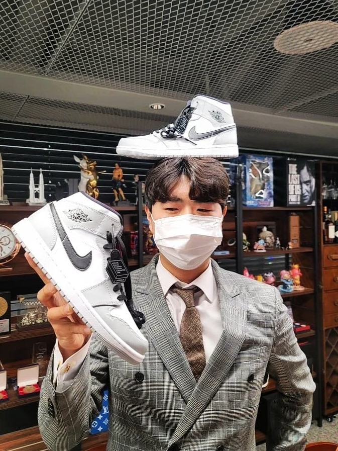 Jordan 1 Mid Light Smoke Grey 착용 스타일 - 2