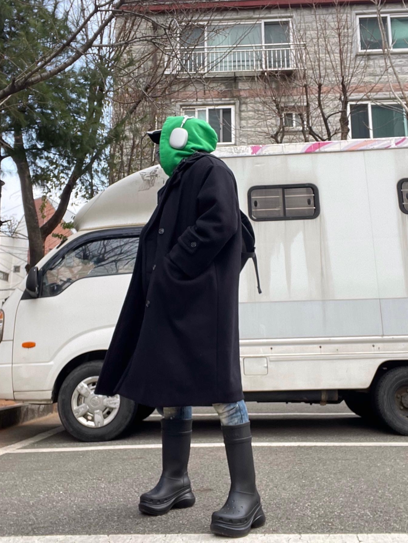 Yeezy Gap Engineered By Balenciaga Flame Cap Black, Balenciaga x Crocs Rubber Boot Black 착용 스타일 - 3