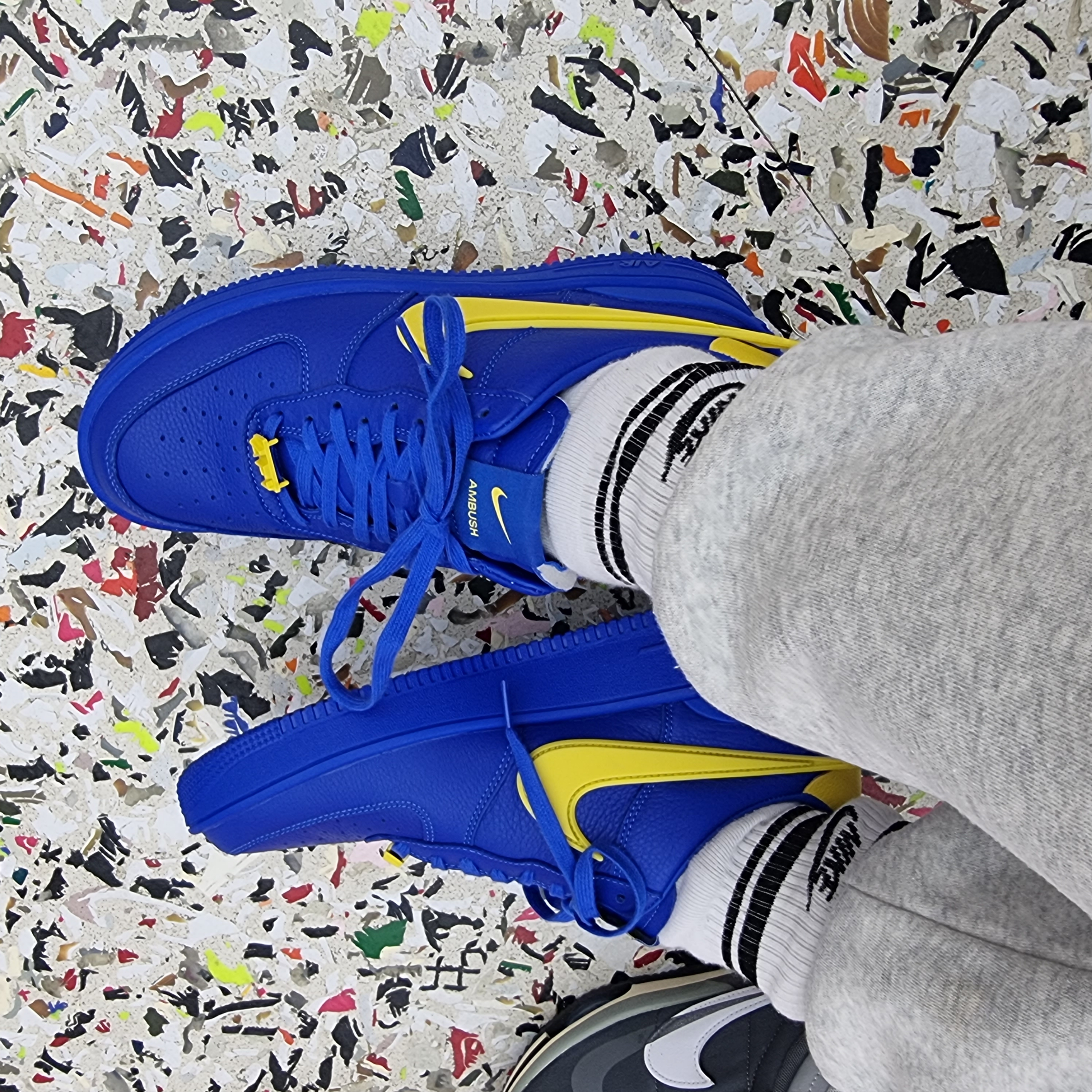Nike x Ambush Air Force 1 Low SP Game Royal and Vivid Sulfur 착용 스타일 - 2