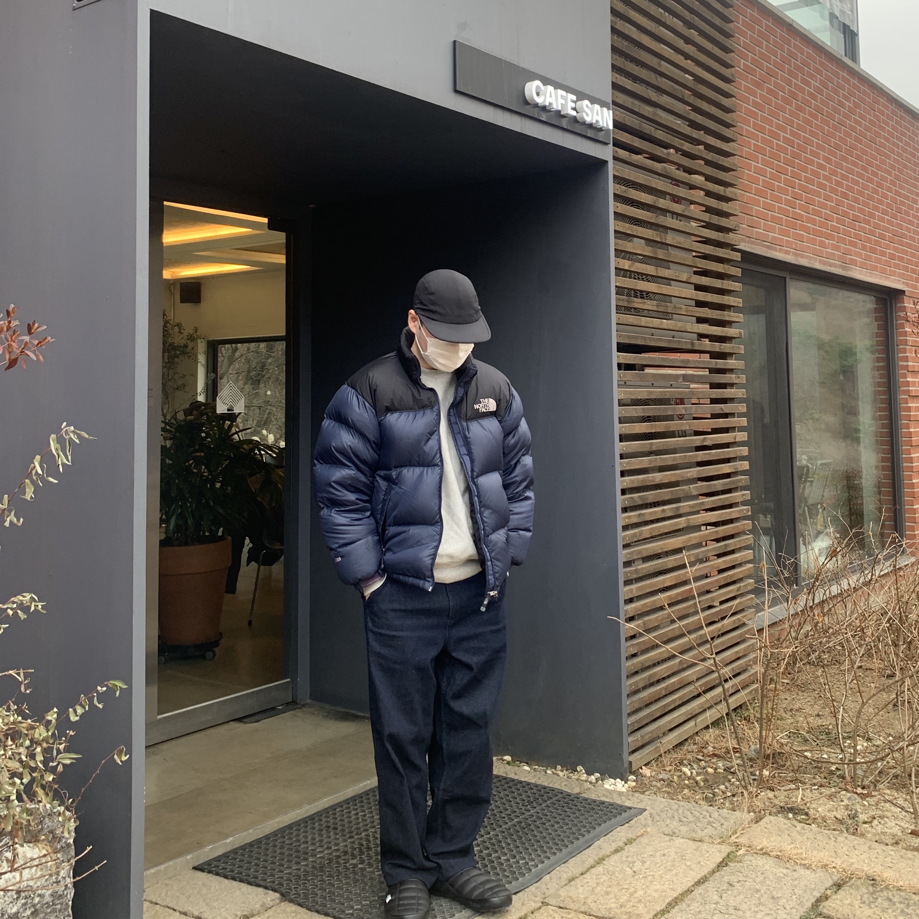 The North Face Thermoball Traction Mule V Black 착용 스타일
