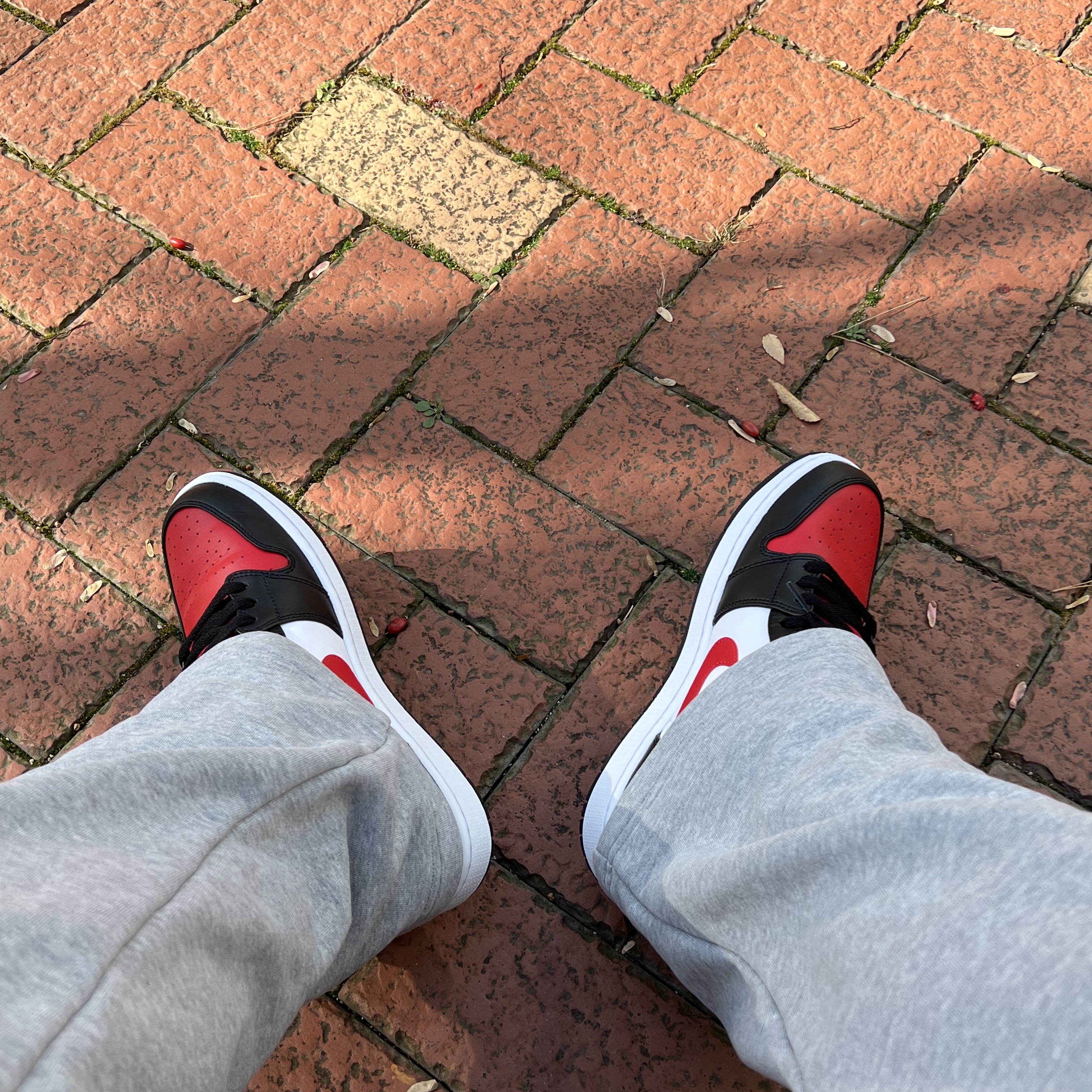 Jordan 1 Mid Black Fire Red 착용 스타일 - 1