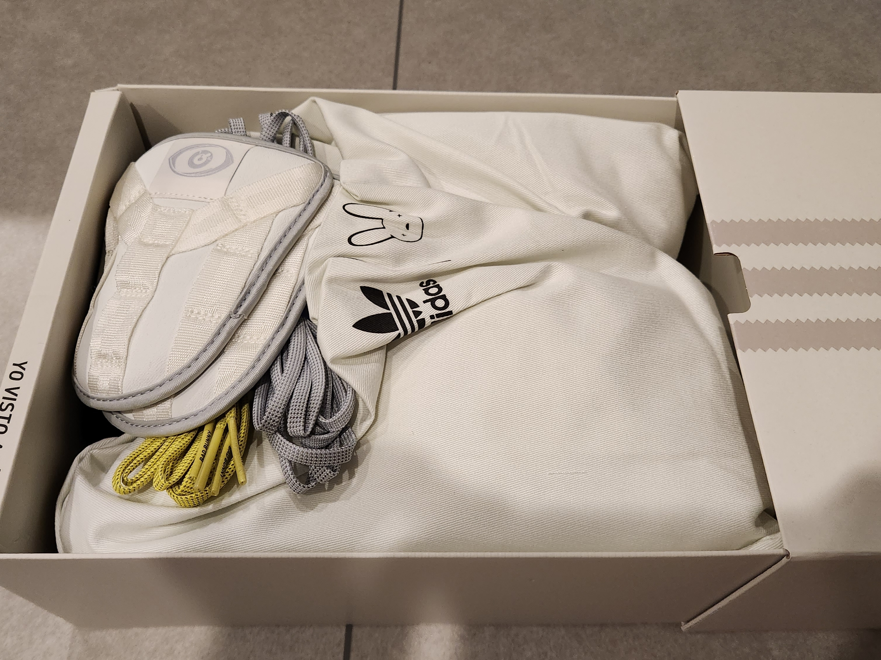Adidas x Bad Bunny Forum Low Cloud White Clear Onix 착용 스타일 - 2
