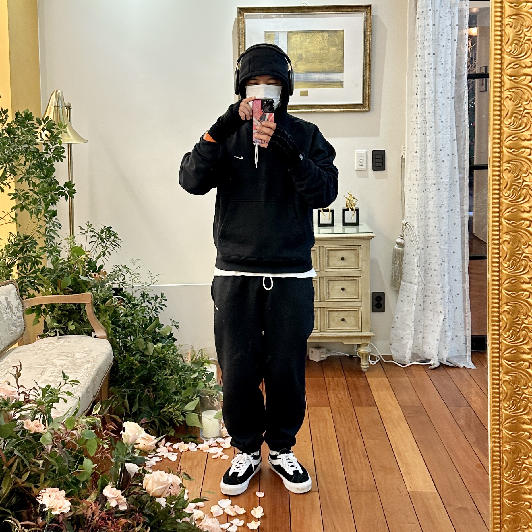 Apple AirPods Max Lightning Space Gray (Korean Ver.), Nike NRG Solo Swoosh Fleece Hoodie Black White - Asia 착용 스타일 - 1