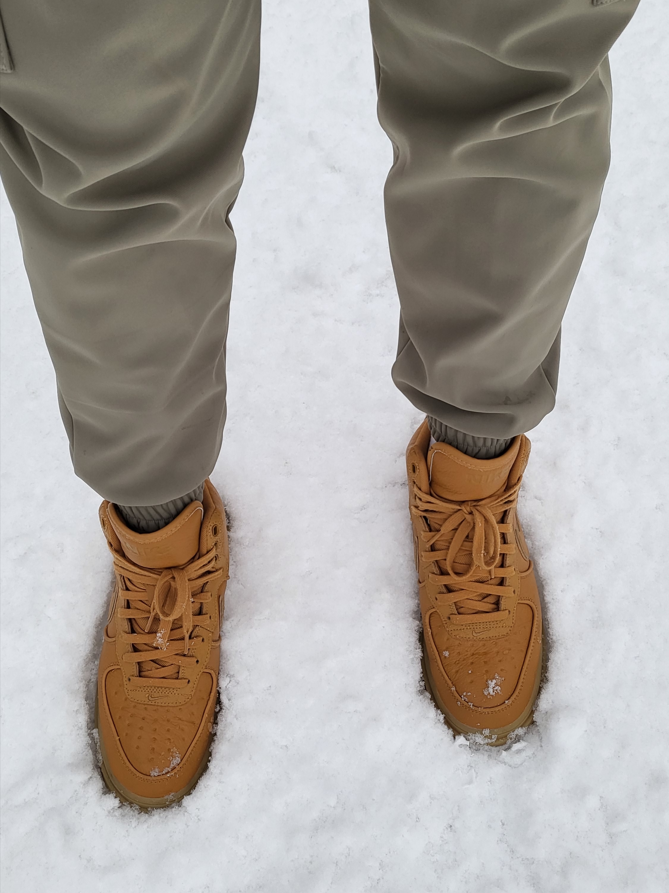 Nike Air Force 1 High Gore-Tex Boot Wheat 착용 스타일 - 2