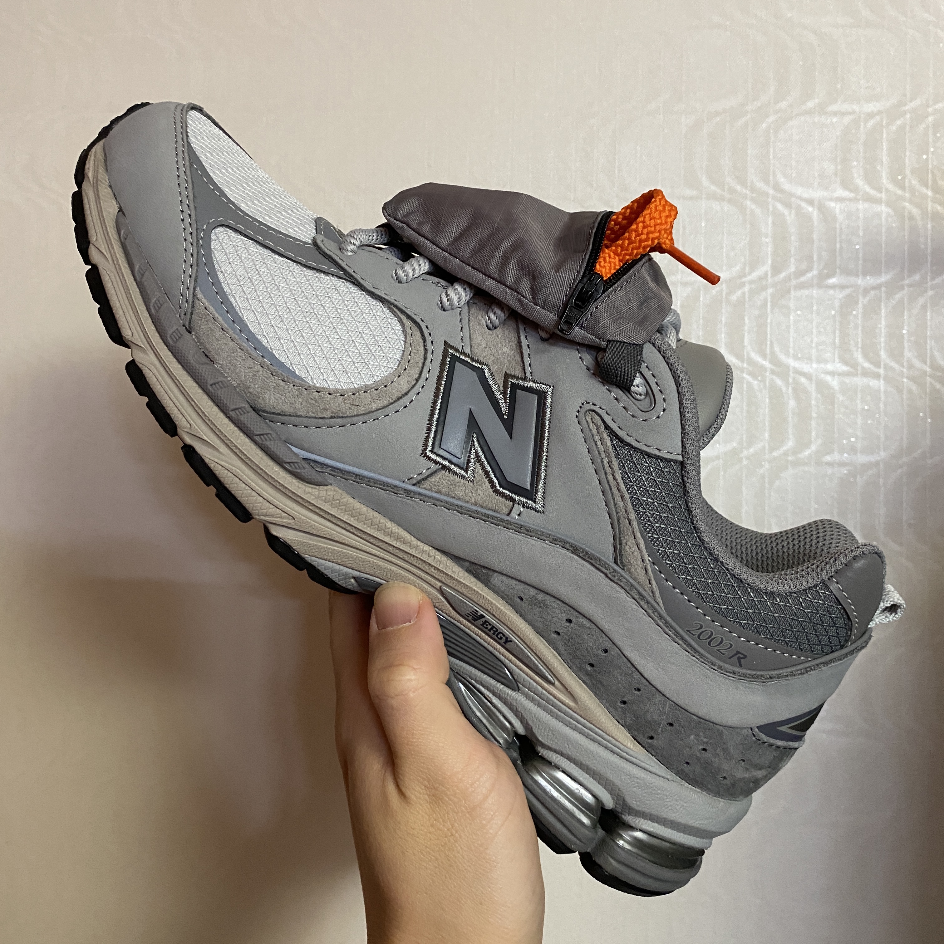 New Balance 2002R Team Away Grey 착용 스타일