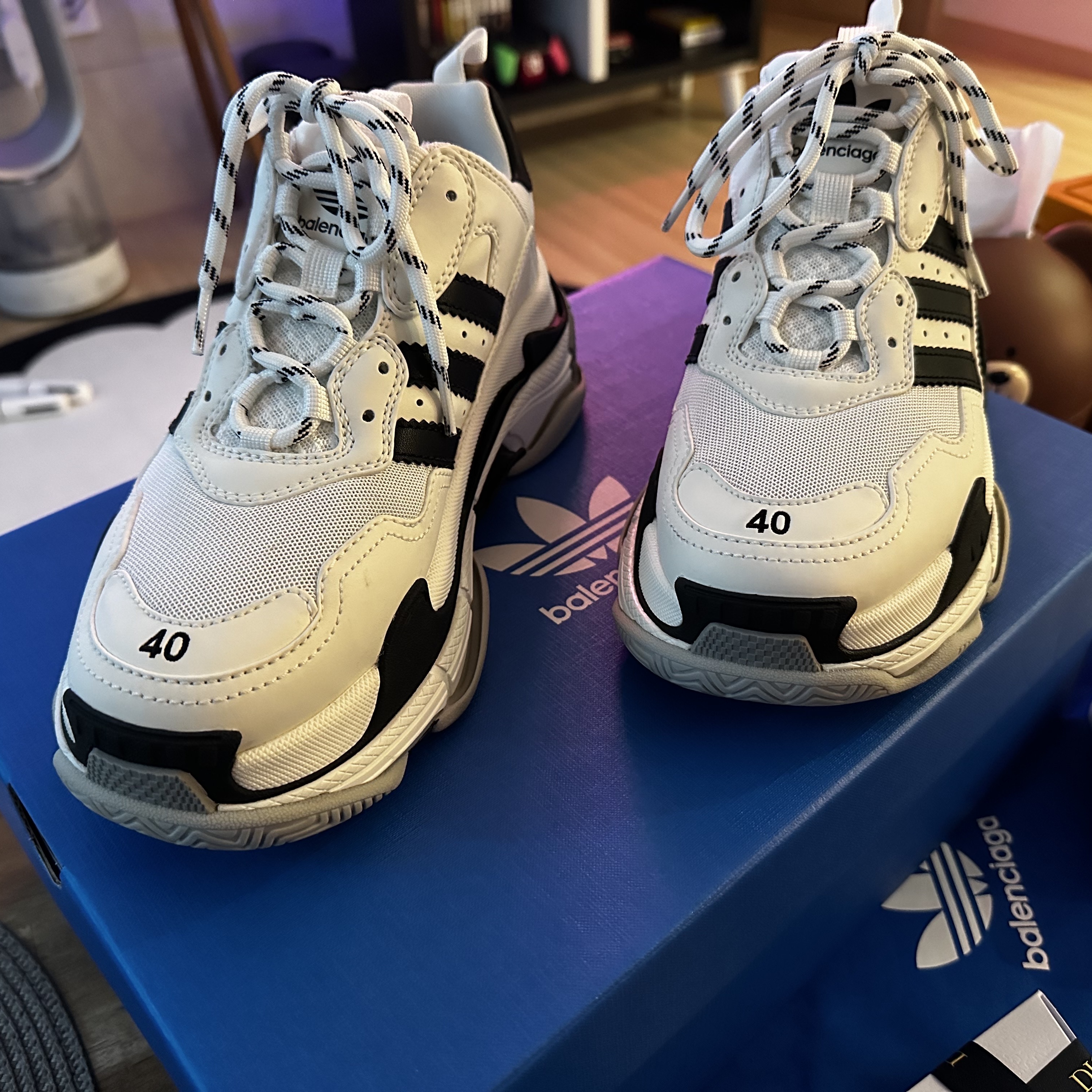 Balenciaga x Adidas Triple S Sneakers White Black 착용 스타일 - 2
