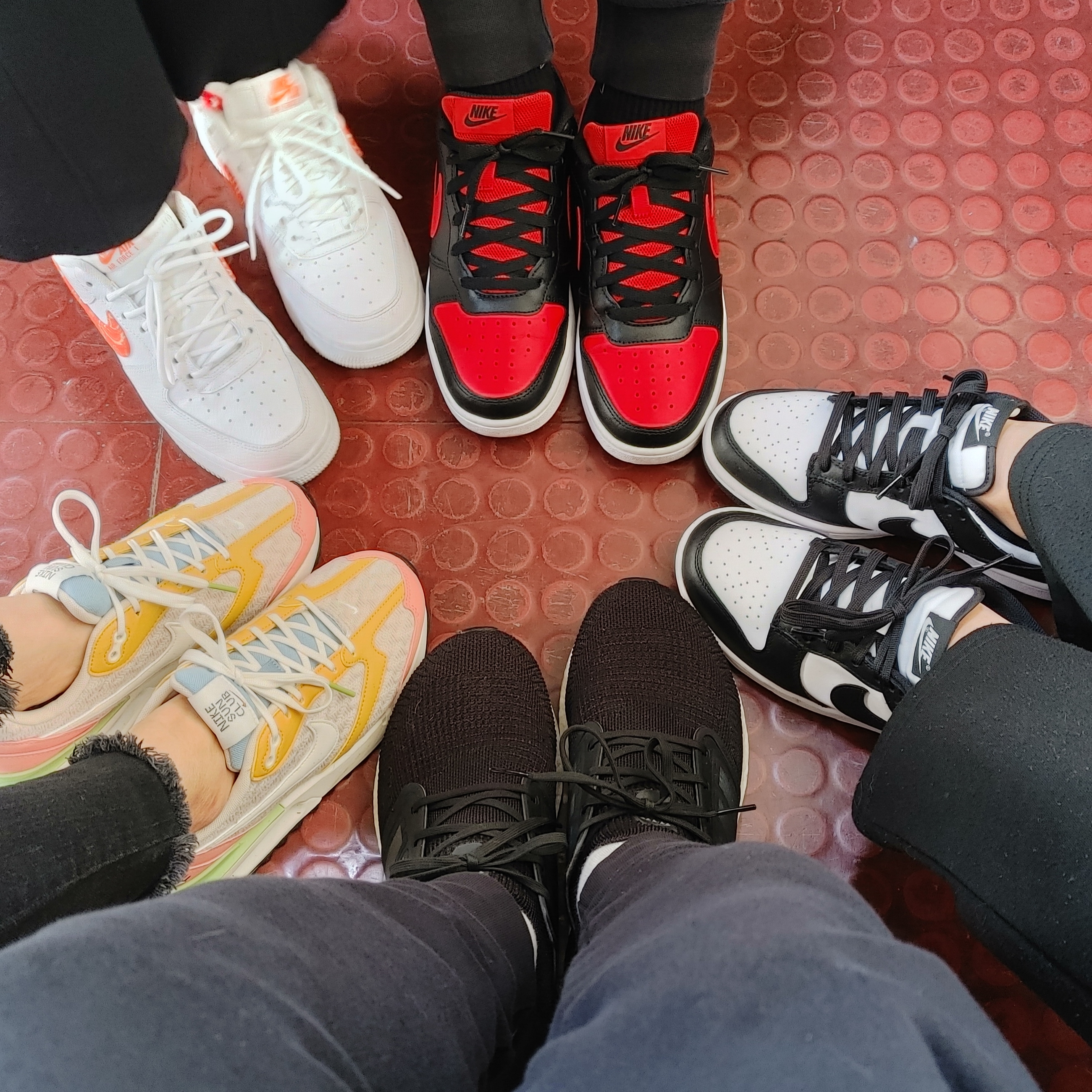 (W) Nike Dunk Low Black, (GS) Nike Court Borough Low 2 Black University Red  착용 스타일