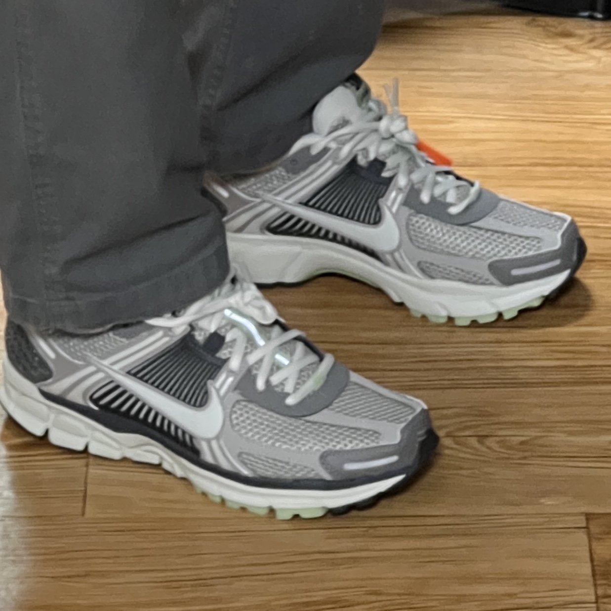 (W) Nike Zoom Vomero 5 Cobblestone and Flat Pewter 착용 스타일 - 2