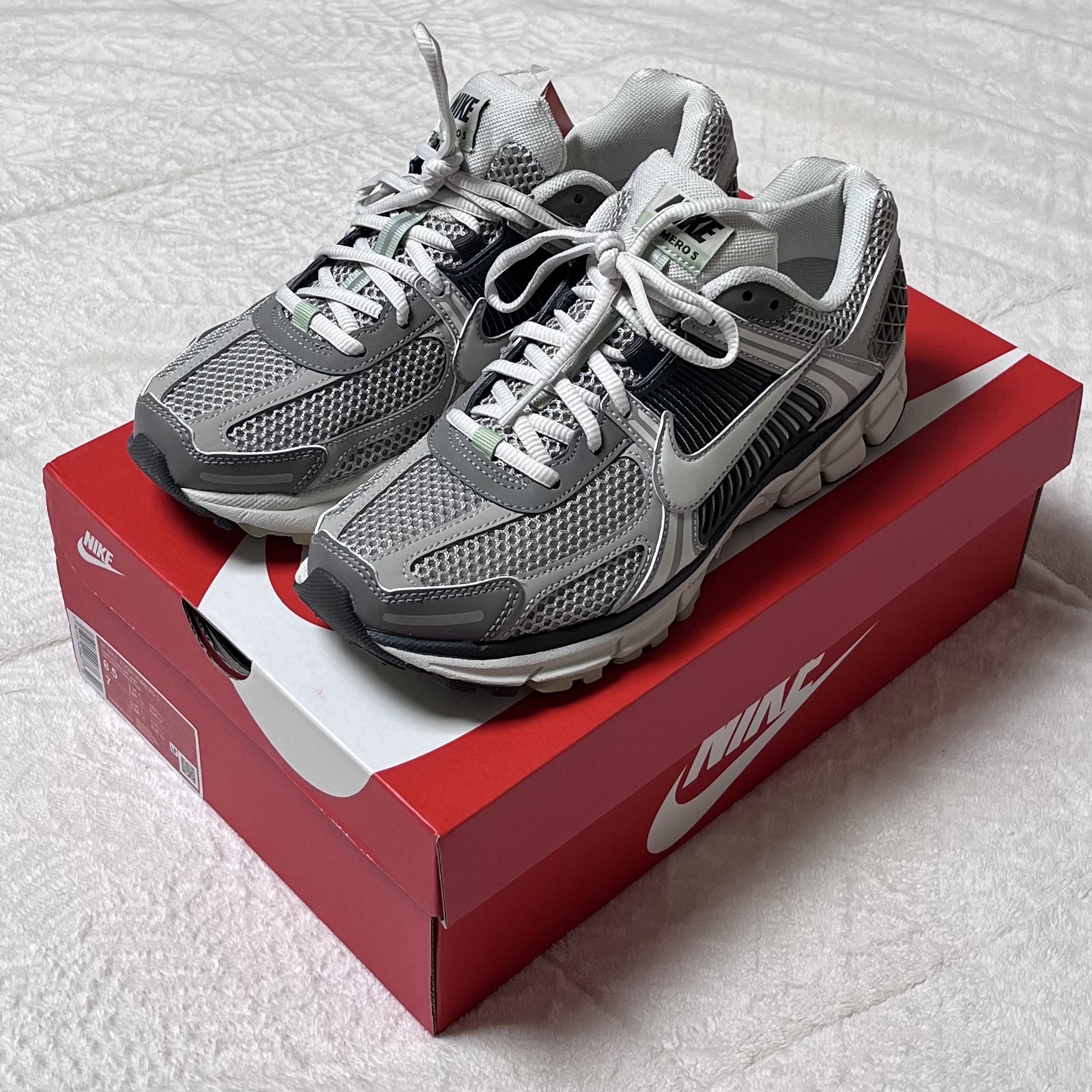 (W) Nike Zoom Vomero 5 Cobblestone and Flat Pewter 착용 스타일 - 2