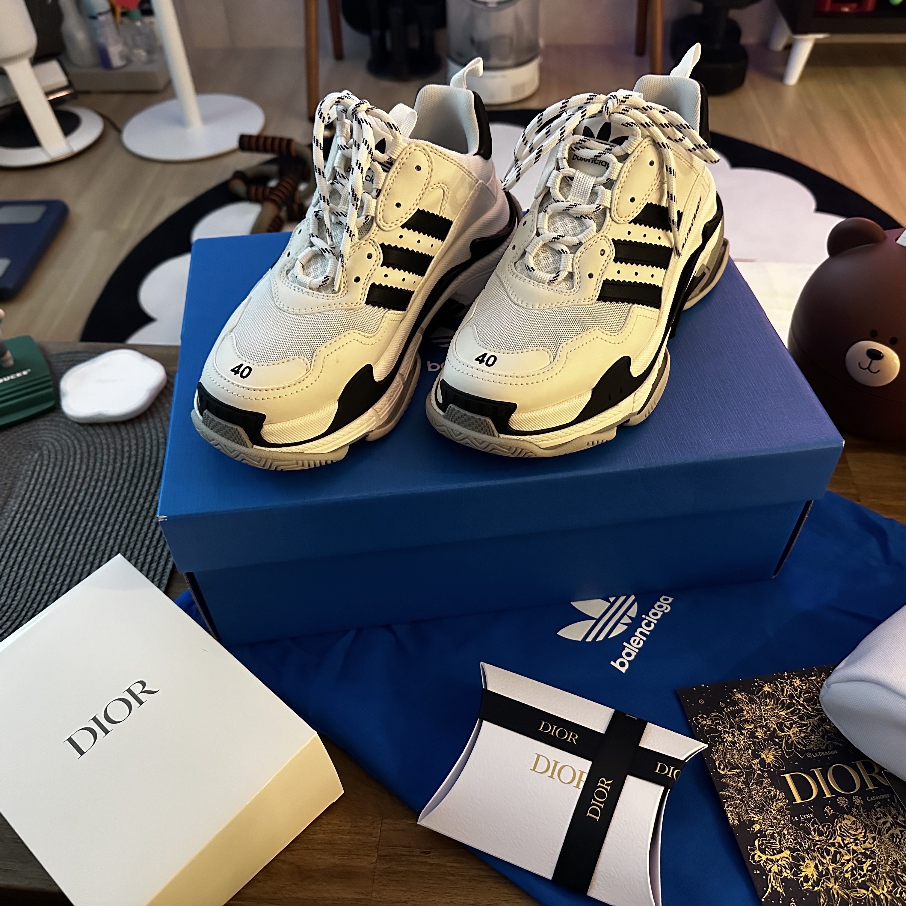 Balenciaga x Adidas Triple S Sneakers White Black 착용 스타일 - 3