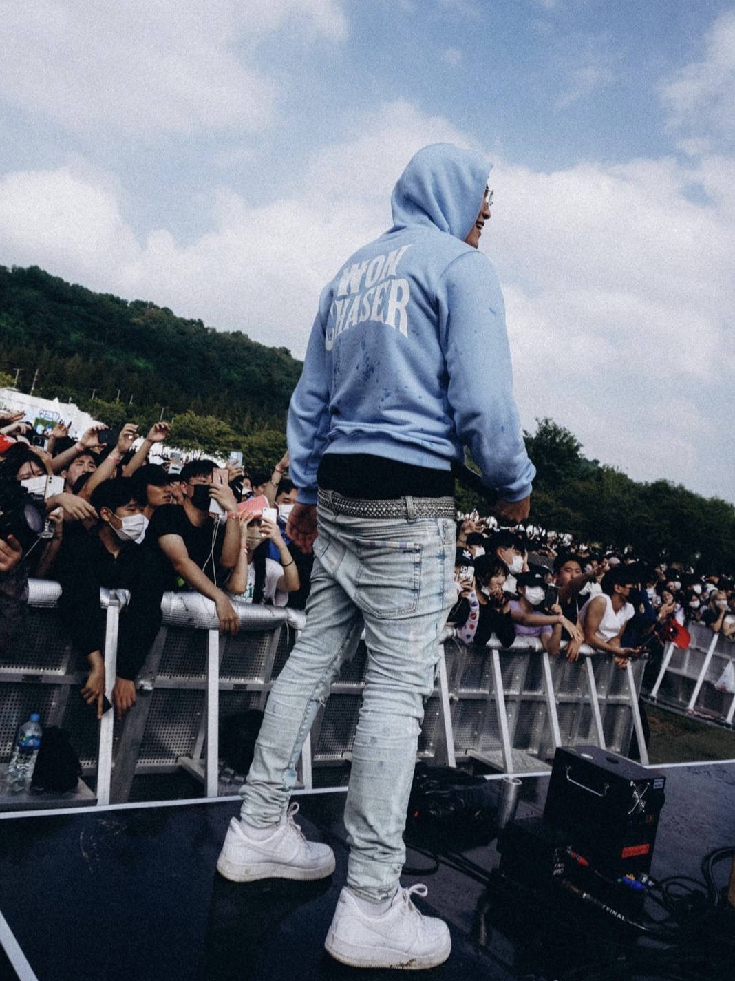 [KREAM 단독] Won Chaser Chaser Hoodie Baby Blue 착용 스타일 - 2