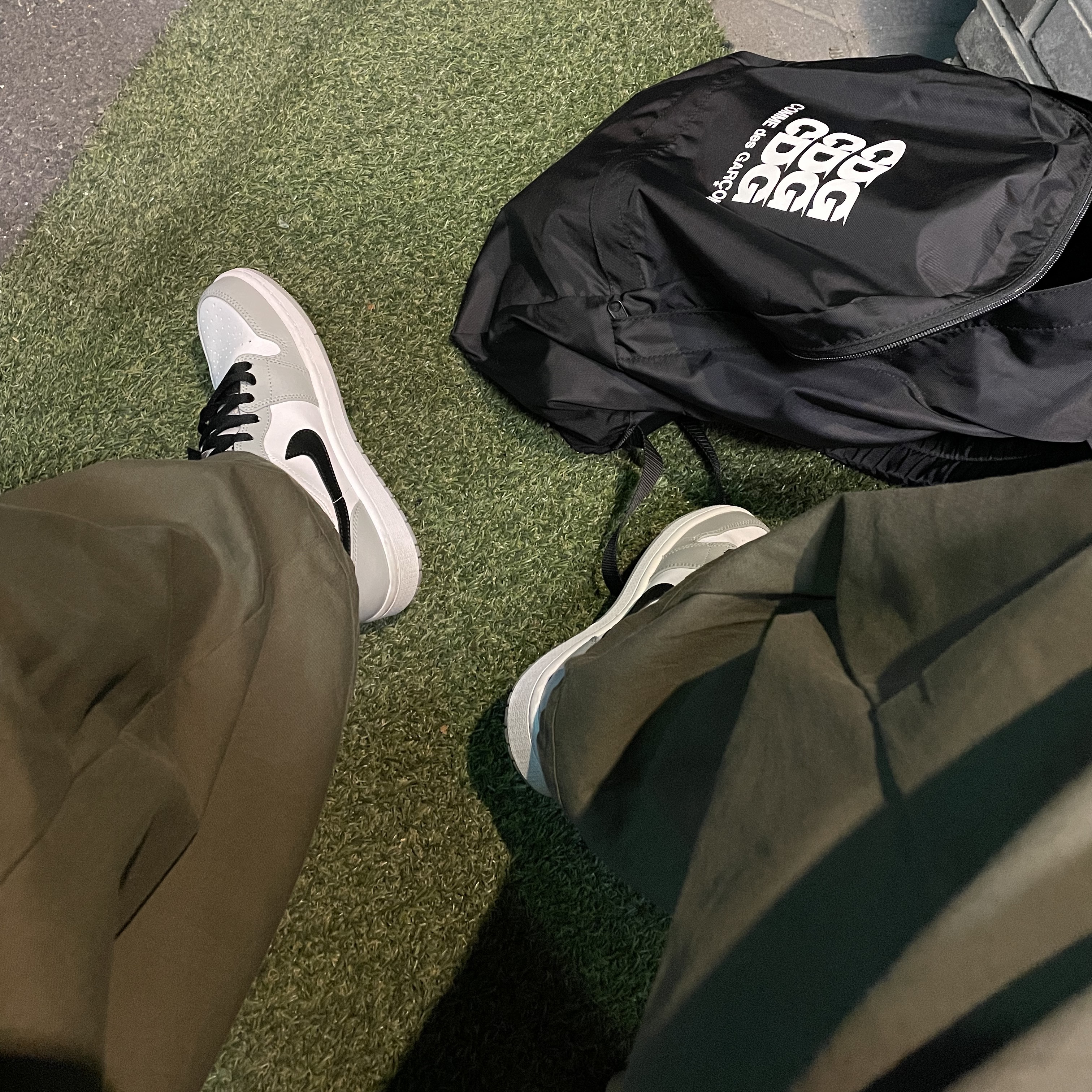 Jordan 1 Mid Light Smoke Grey, CDG Backpack Black 착용 스타일 - 2