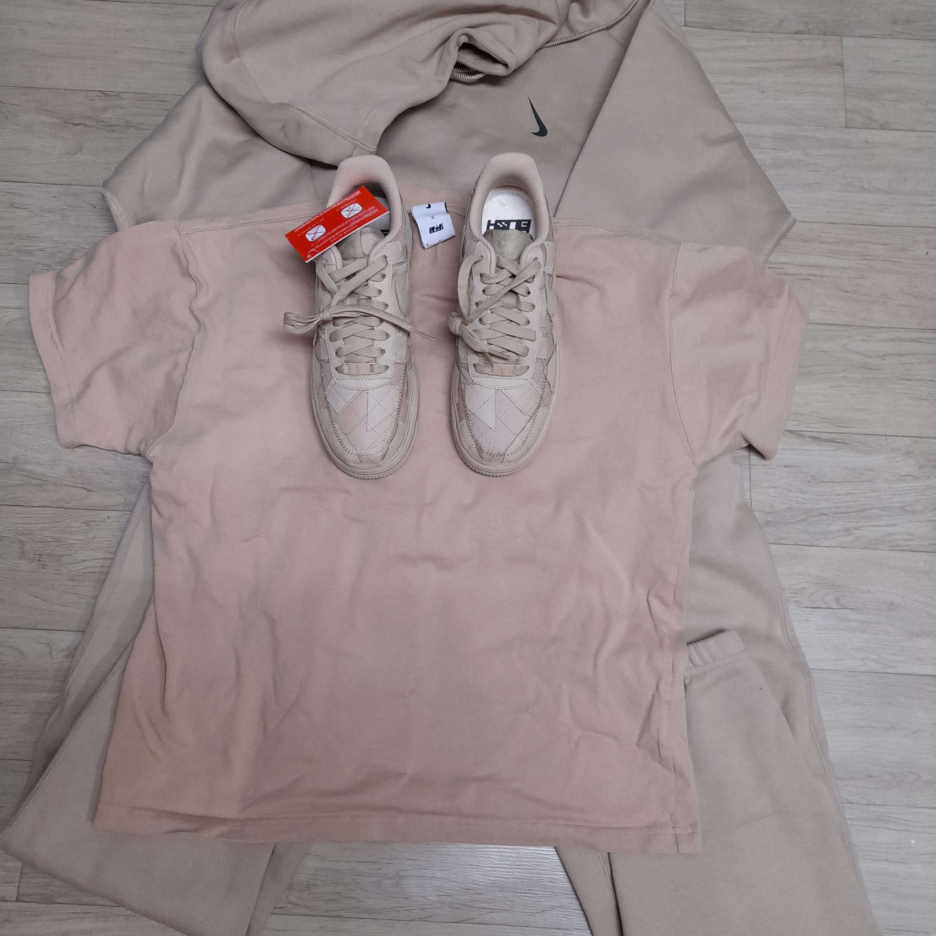 Nike x Billie Eilish Air Force 1 Low '07 SP Mushroom, Nike x Billie Eilish Air Force 1 Low '07 SP Sequoia 착용 스타일 - 2
