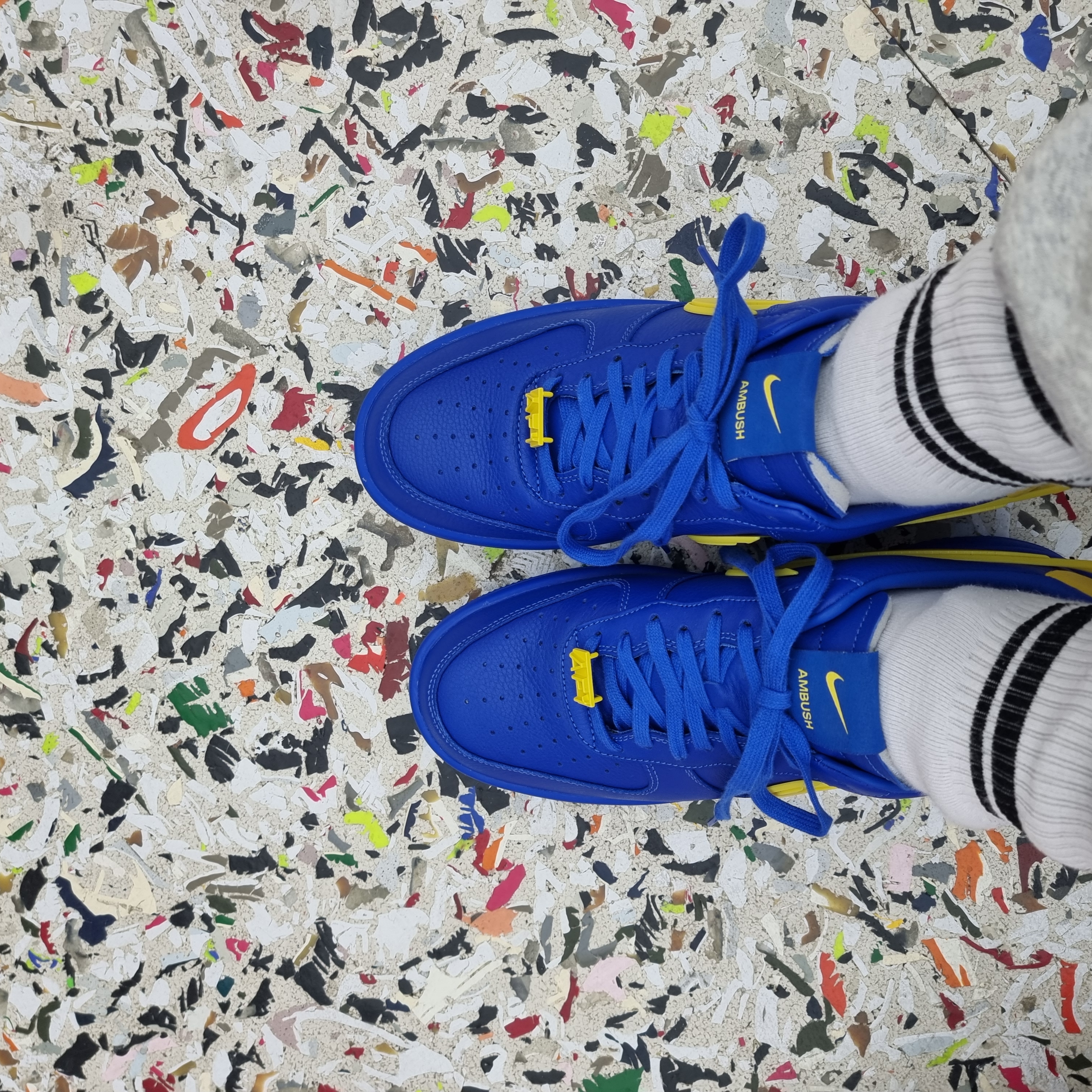 Nike x Ambush Air Force 1 Low SP Game Royal and Vivid Sulfur 착용 스타일 - 3