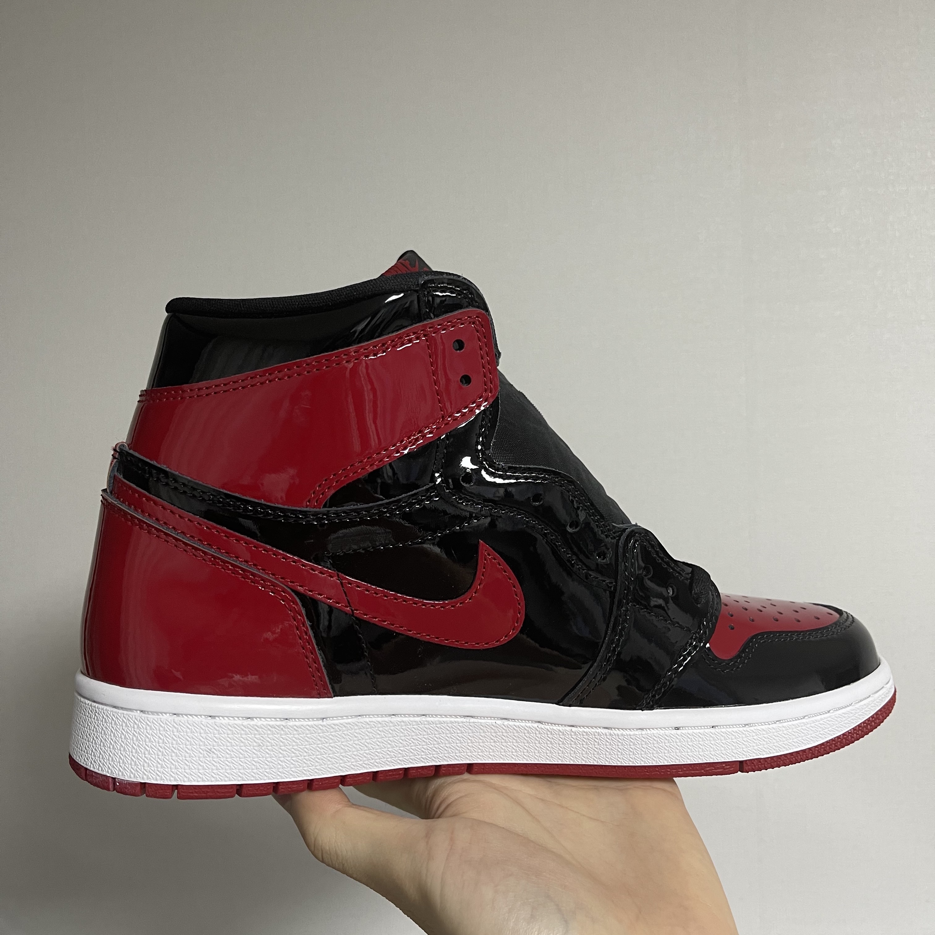 Jordan 1 Retro High OG Patent Bred 착용 스타일 - 3