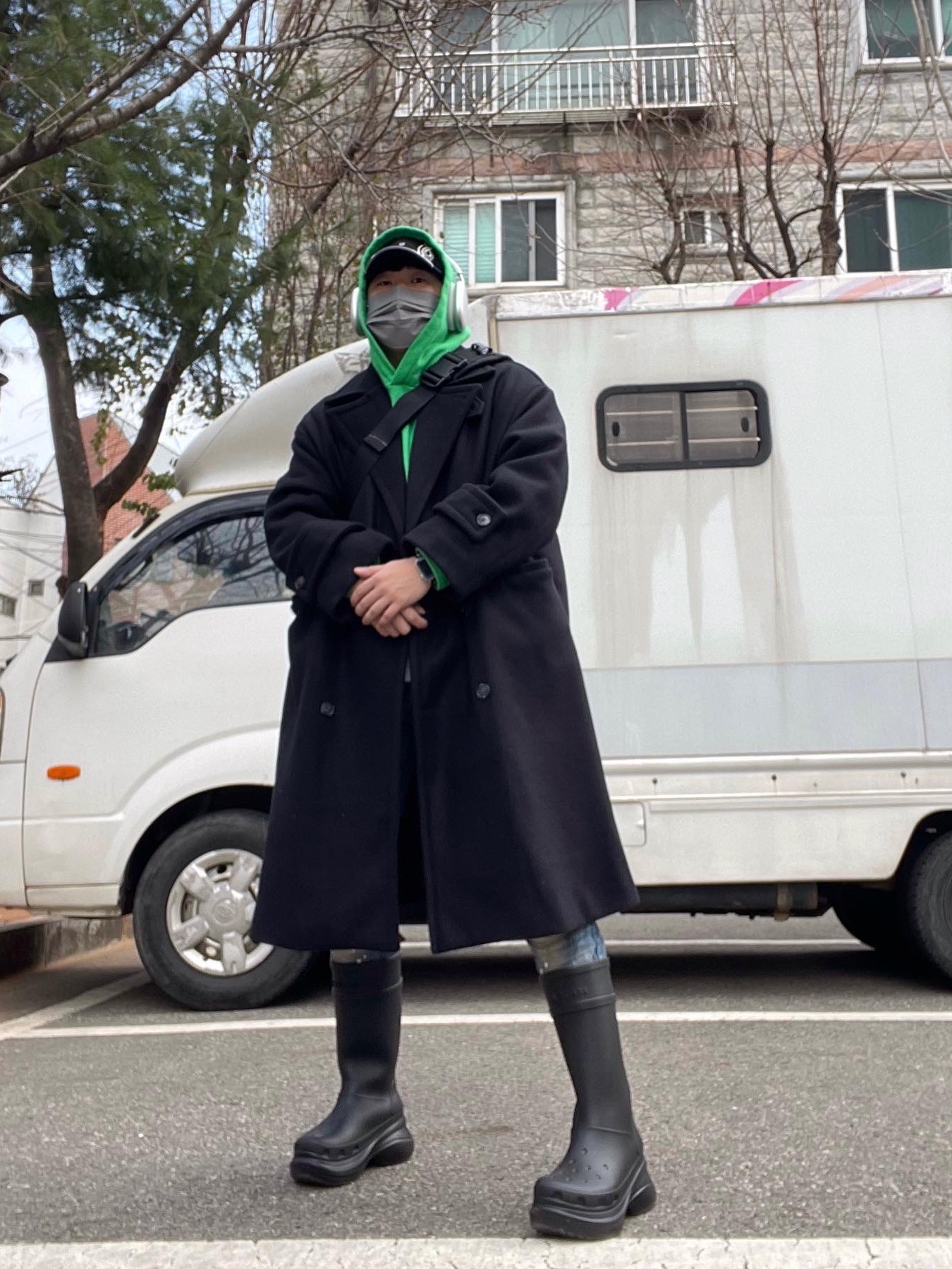 Yeezy Gap Engineered By Balenciaga Flame Cap Black, Balenciaga x Crocs Rubber Boot Black 착용 스타일 - 4