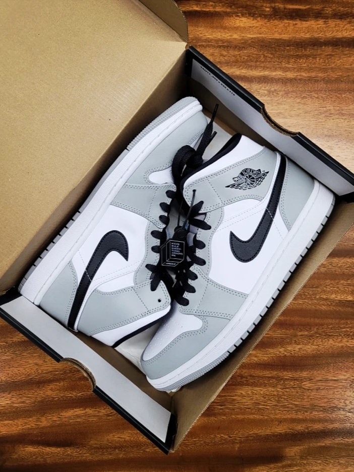 Jordan 1 Mid Light Smoke Grey 착용 스타일 - 1