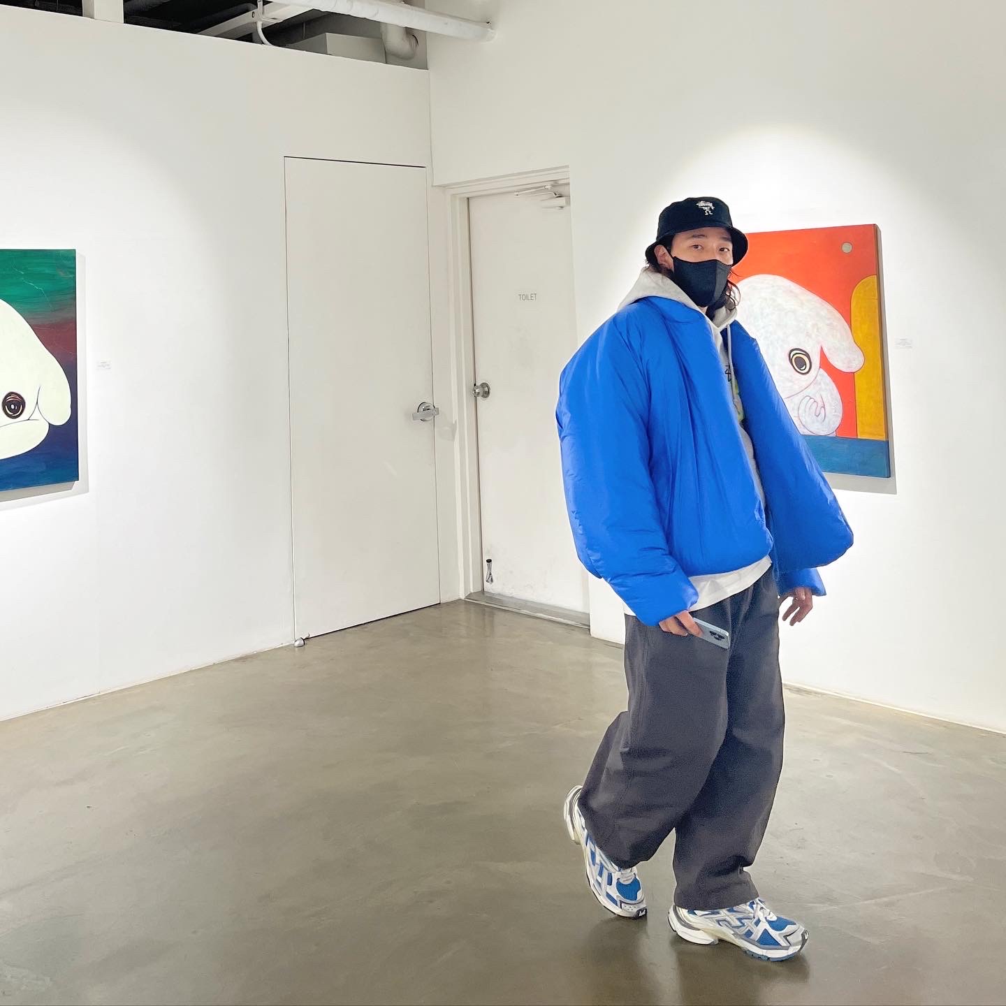 Yeezy Gap Round Jacket Blue, Balenciaga Runner Sneakers Blue White 착용 스타일