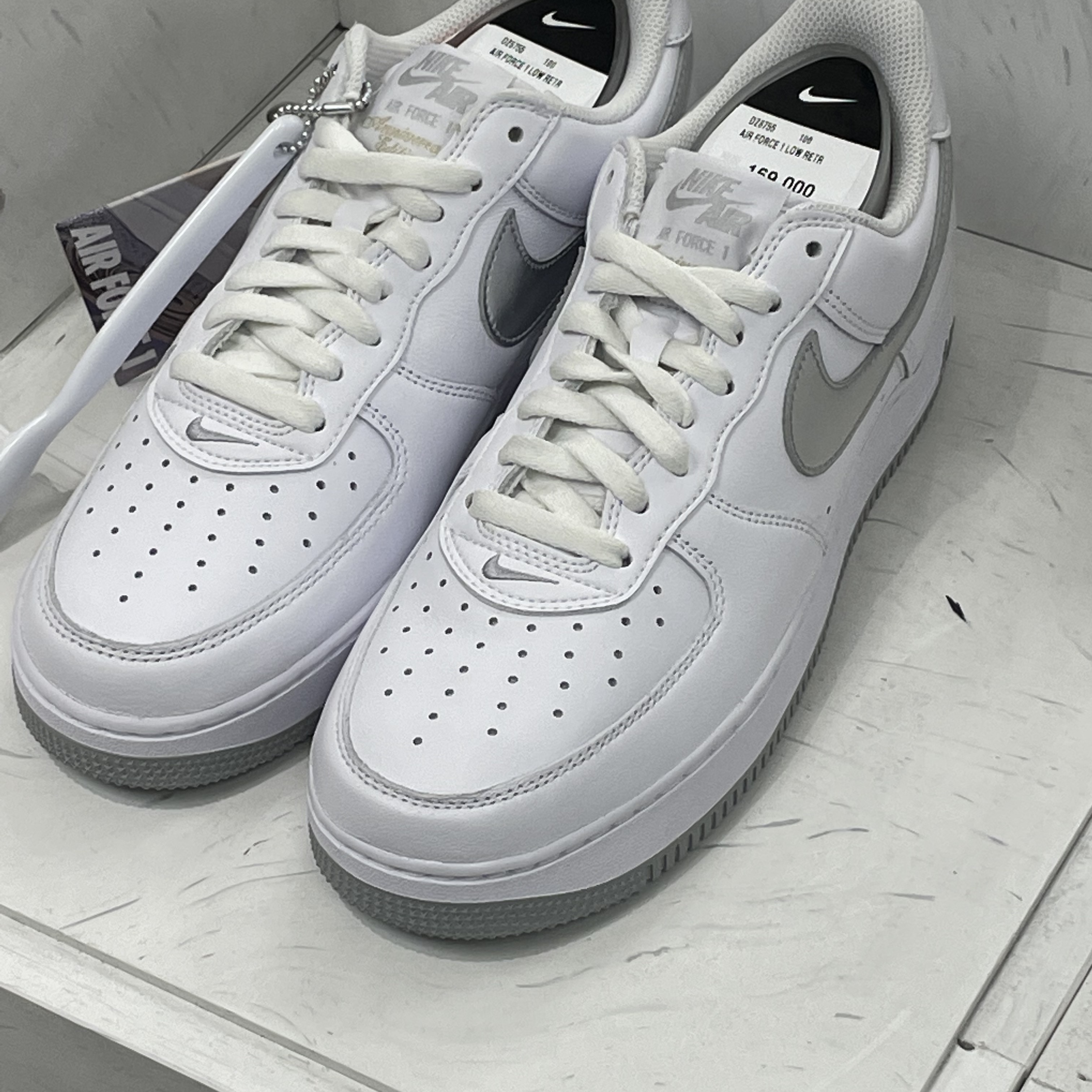 Nike Air Force 1 Mid '07 WB Flax, Nike Air Force 1 Low Retro Color of the Month White Metallic Silver 착용 스타일 - 2