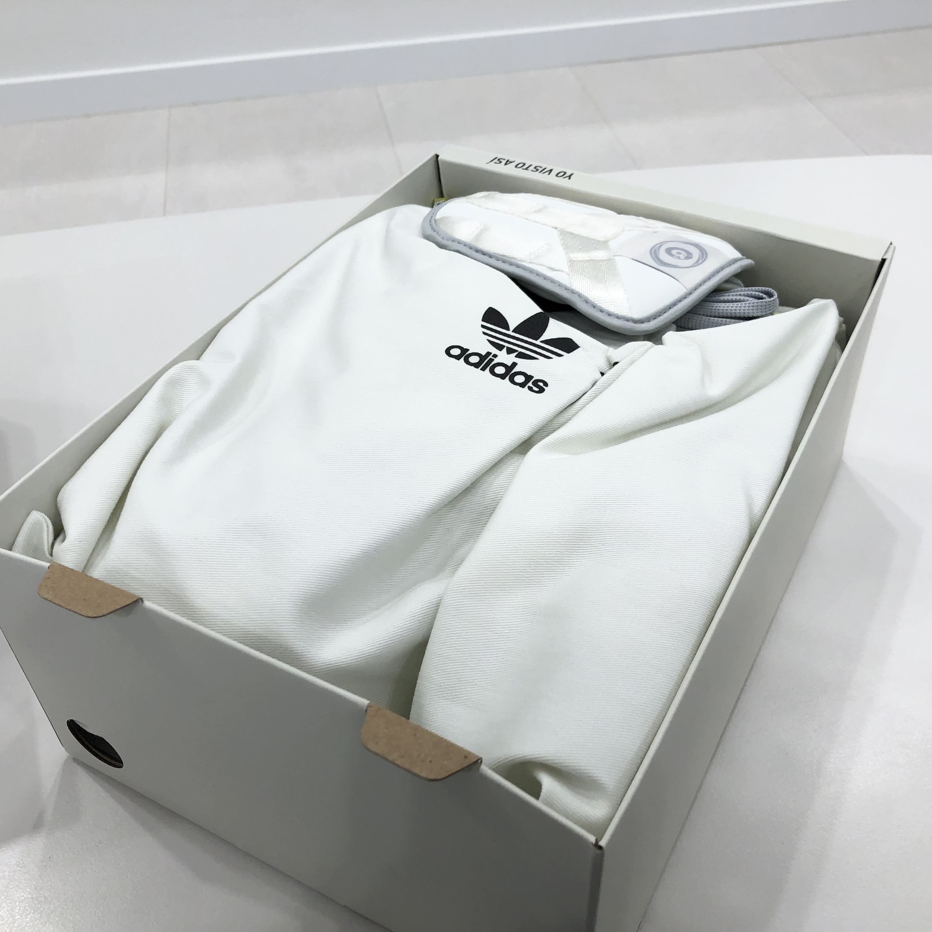 Adidas x Bad Bunny Forum Low Cloud White Clear Onix 착용 스타일 - 2