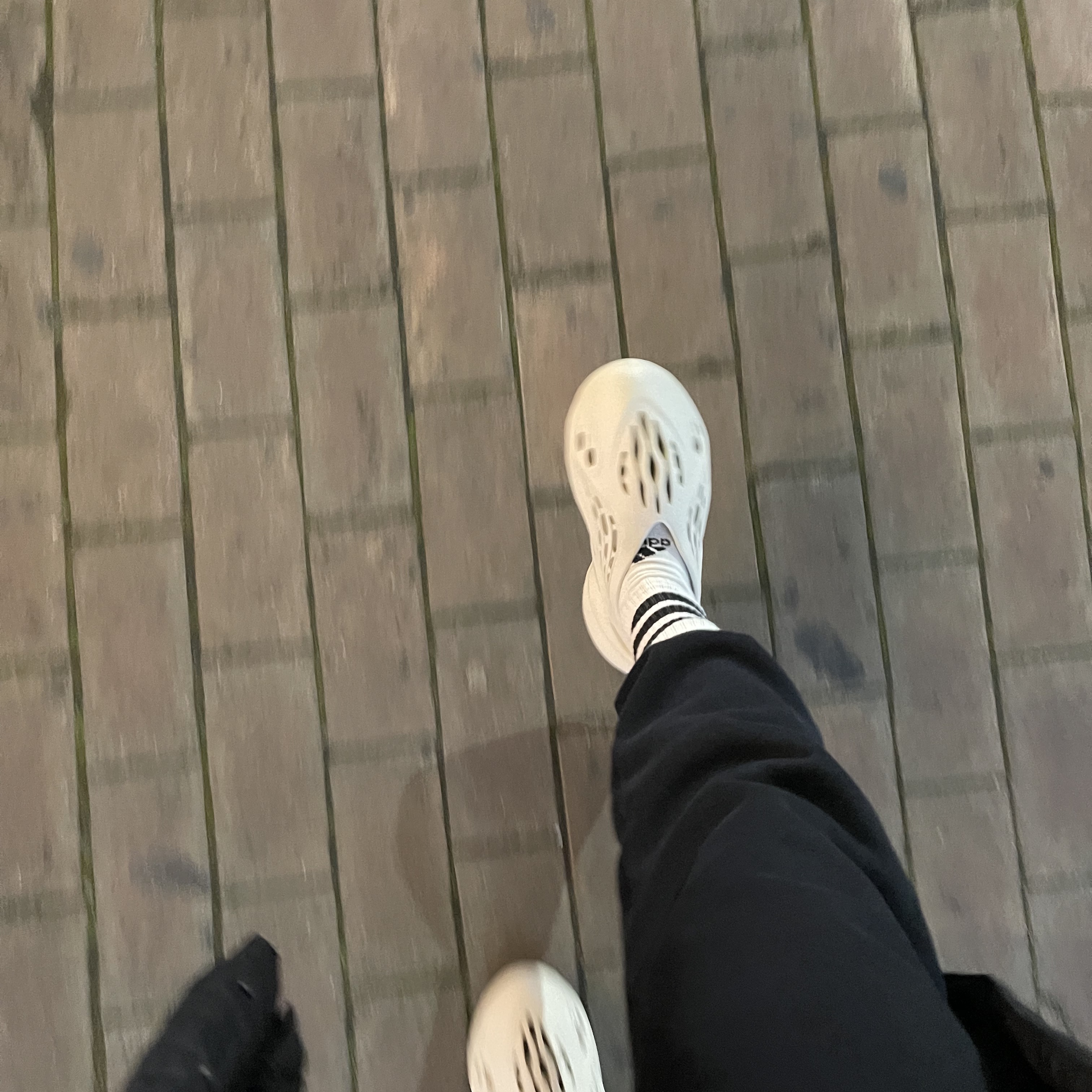 Adidas Yeezy Foam RNNR Sand 착용 스타일