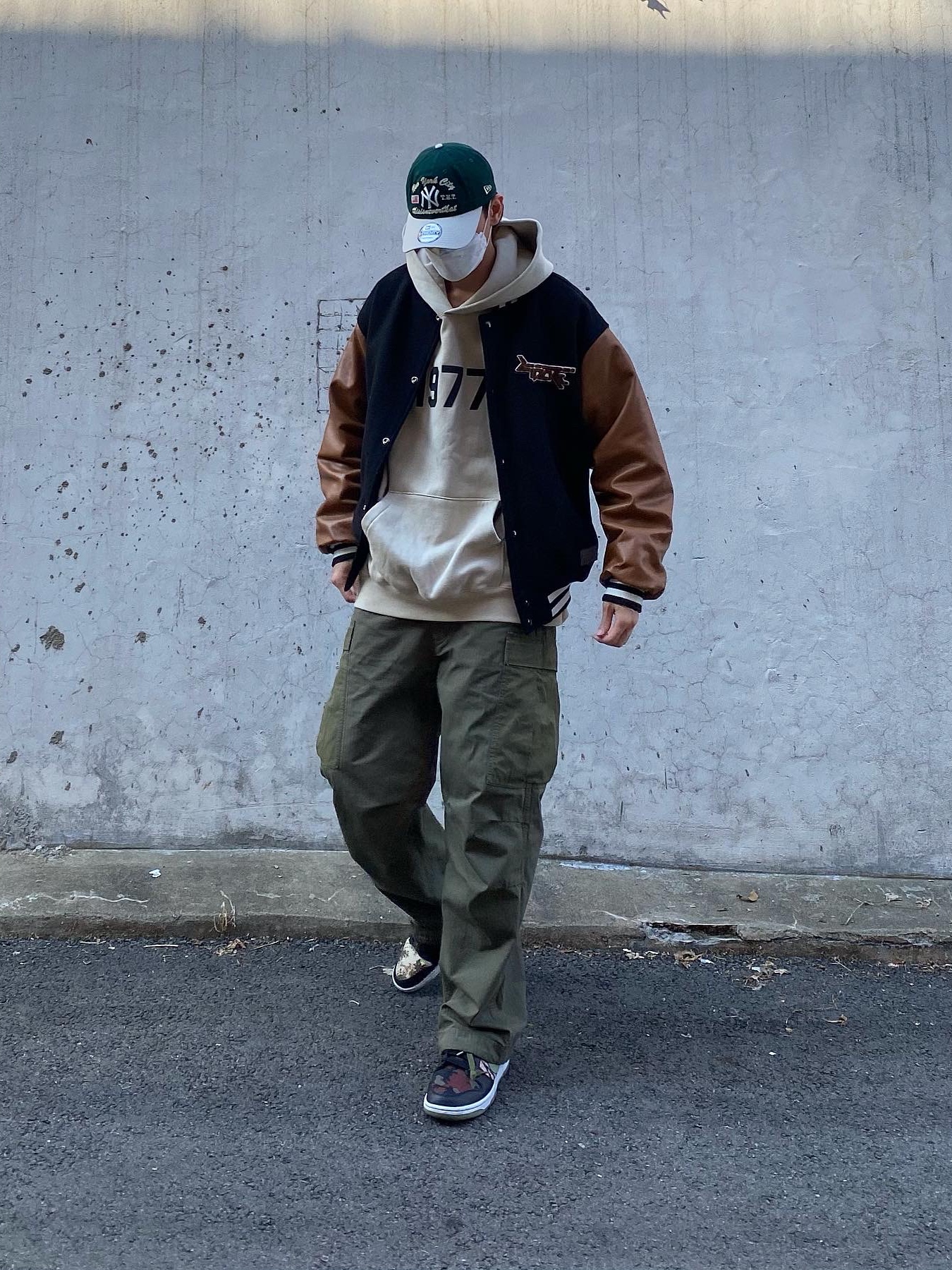 Nike Dunk Low SE Black Multi Camo, Thisisneverthat x New Era x MLB New York Yankees Unstructured 2-Tone Ball Cap Dark Green 착용 스타일 - 5