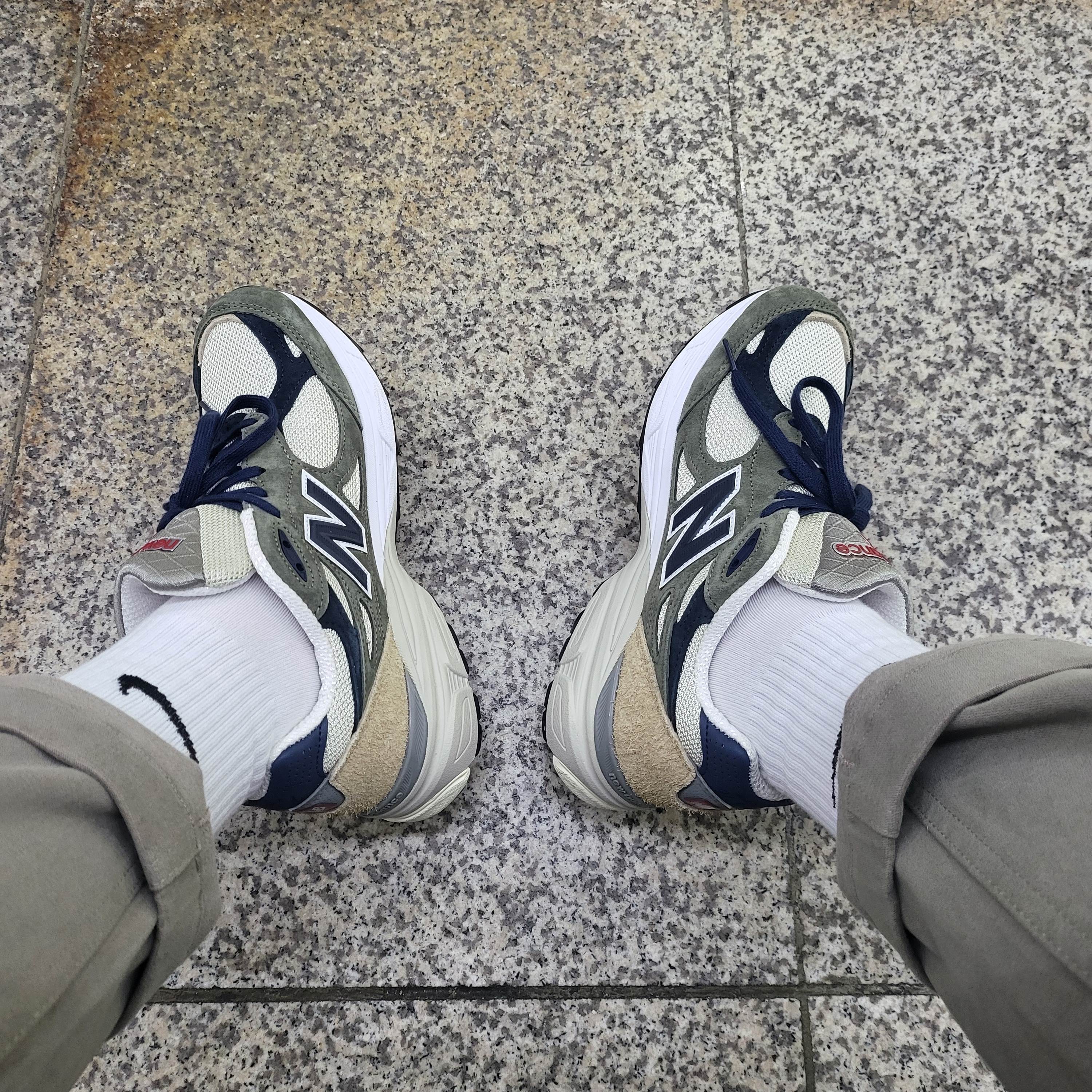 New Balance 990v3 Made in USA Olive 착용 스타일 - 2
