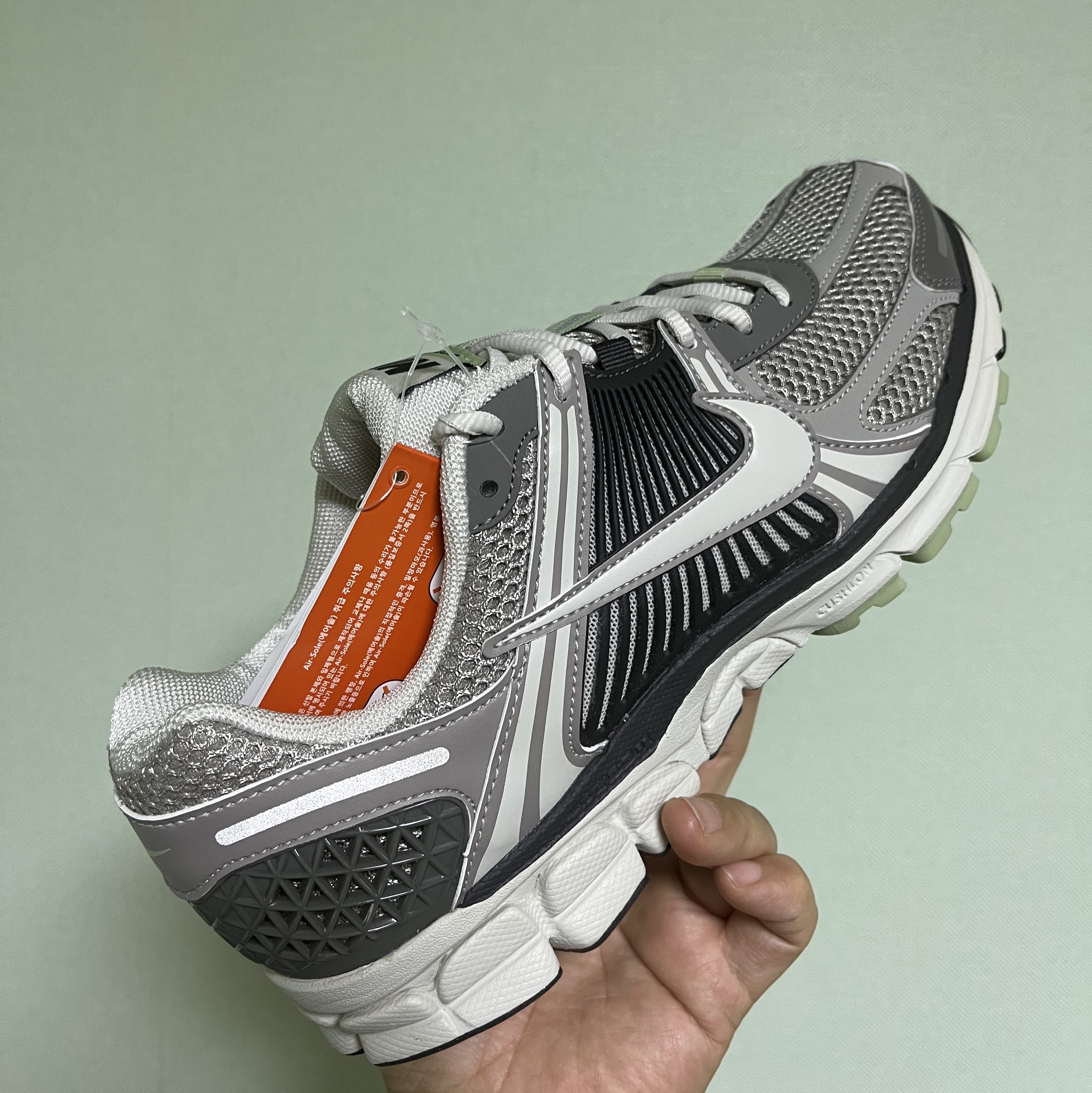 (W) Nike Zoom Vomero 5 Cobblestone and Flat Pewter 착용 스타일 - 2