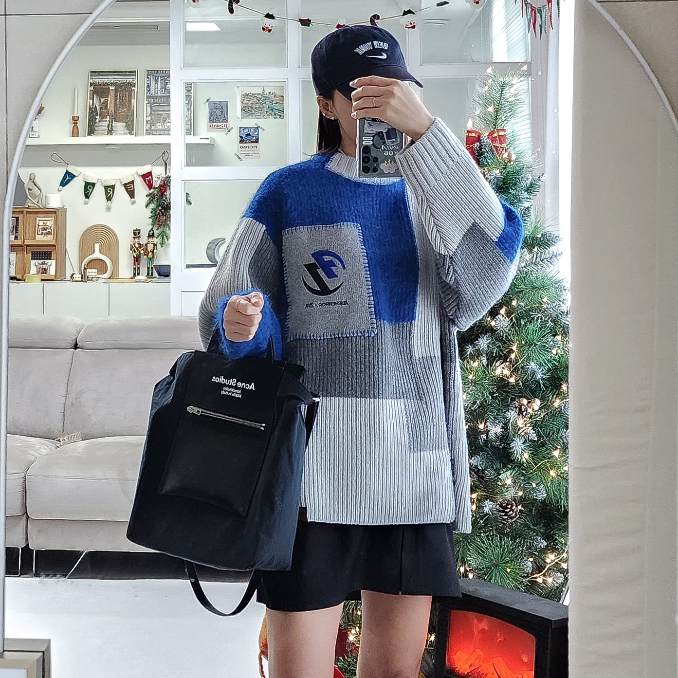 Zara x Ader Error Patchwork Oversize Knit Sweater Multicolor, Acne Studios Baker Out Medium Tote Bag Black 착용 스타일 - 1