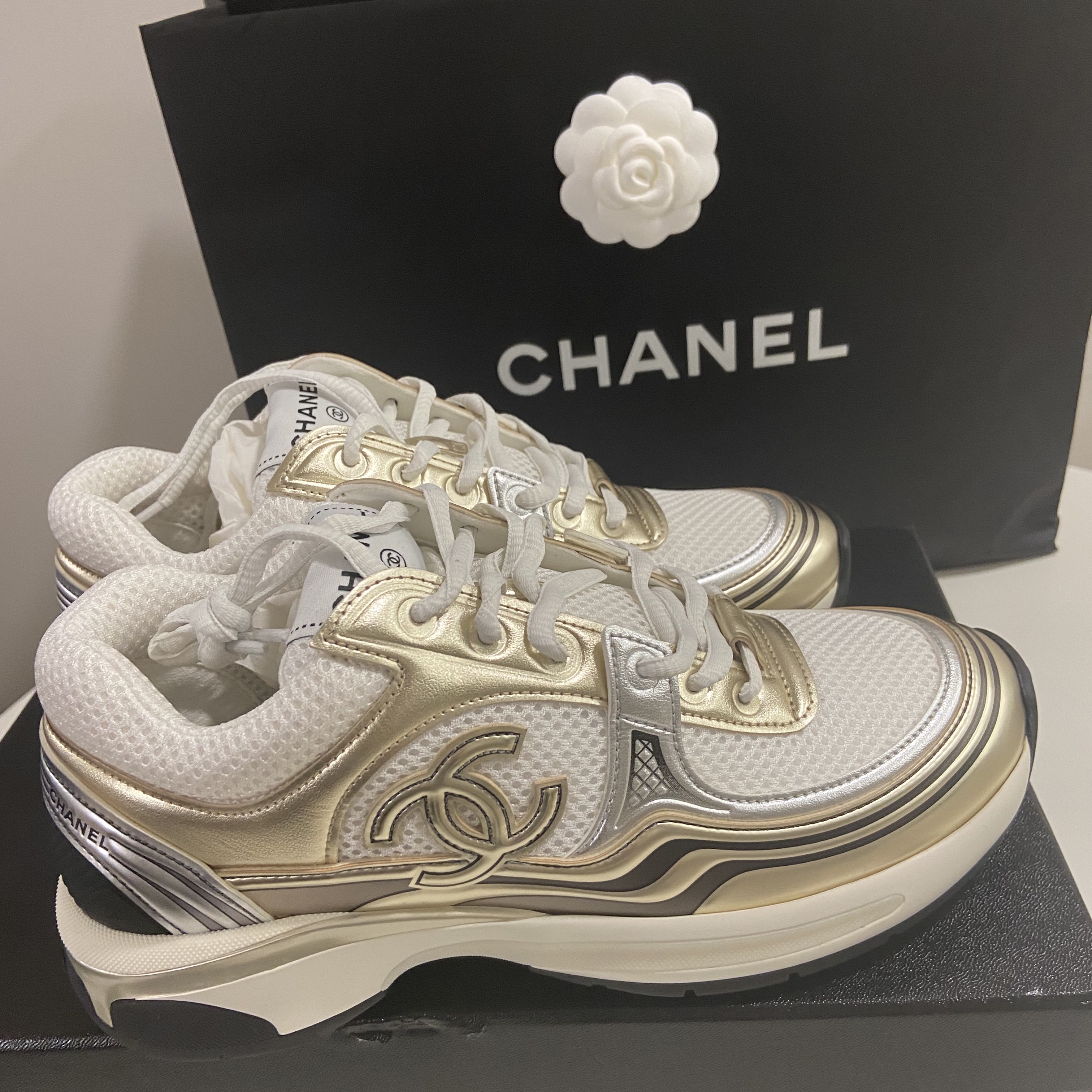 (W) Chanel Sneakers Fabric Laminated & White Gold Silver 착용 스타일 - 4
