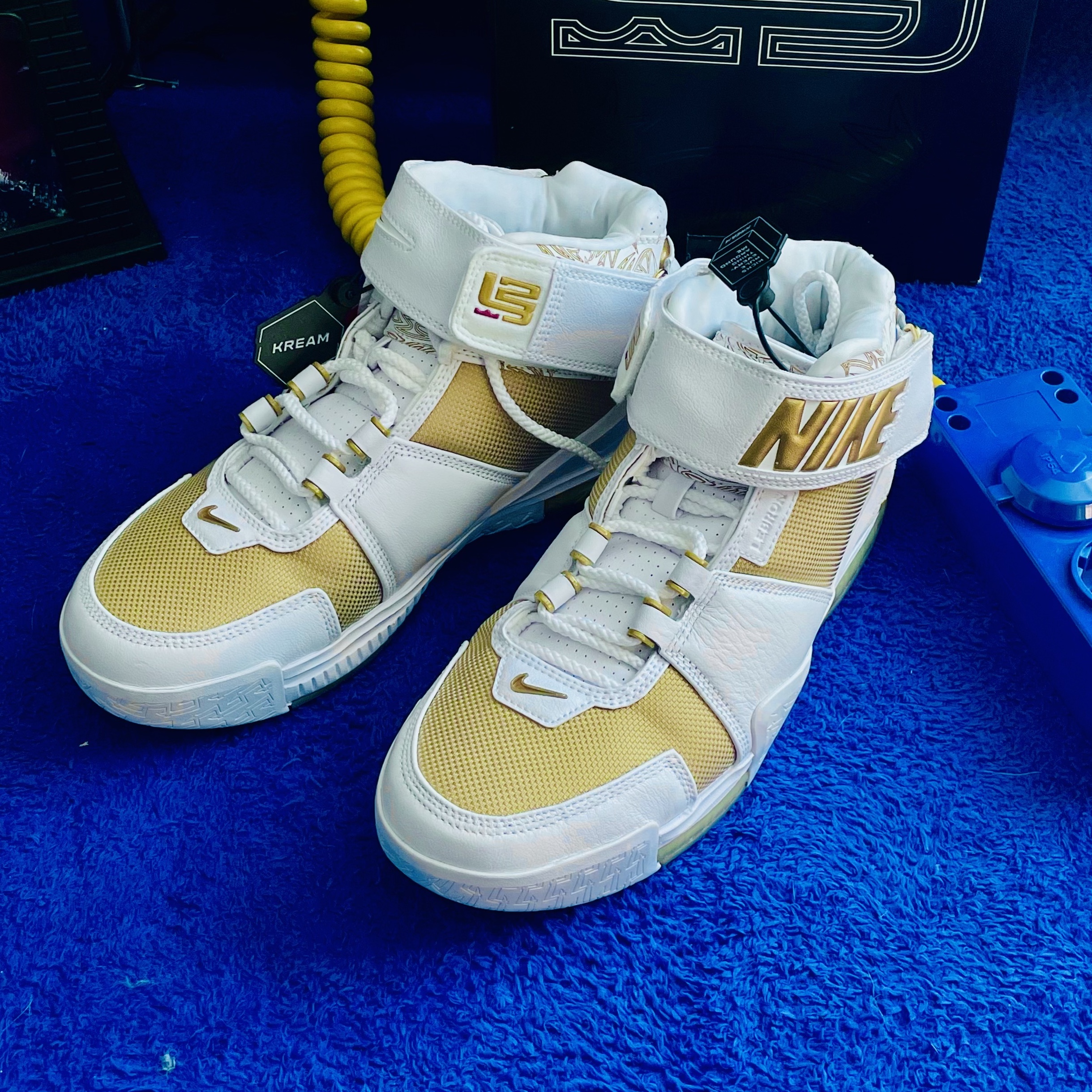 Nike Zoom LeBron 2 Metallic Gold and White 착용 스타일