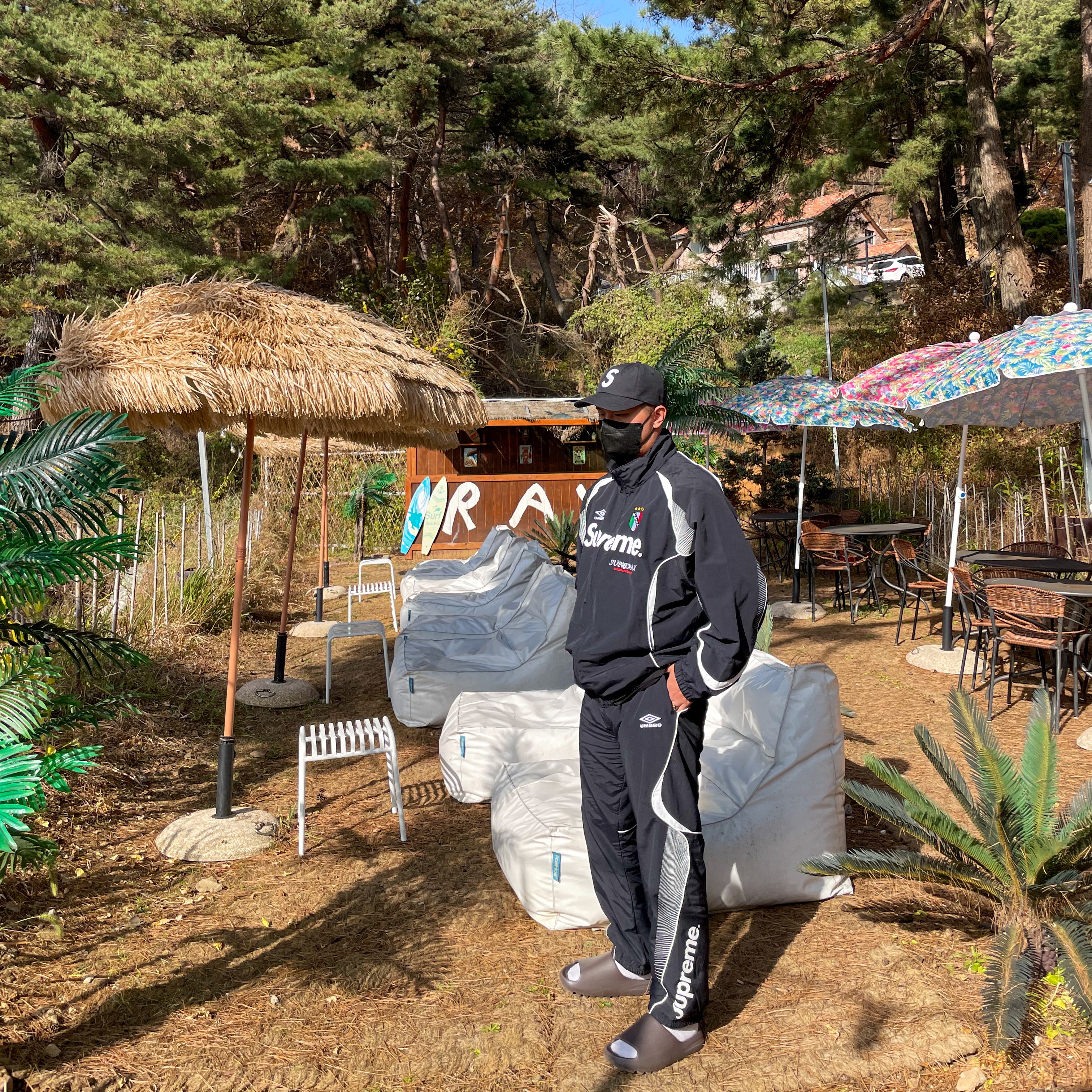 Supreme x Umbro Track Jacket Black - 22SS, Supreme x Umbro Track Pants Black - 22SS 착용 스타일