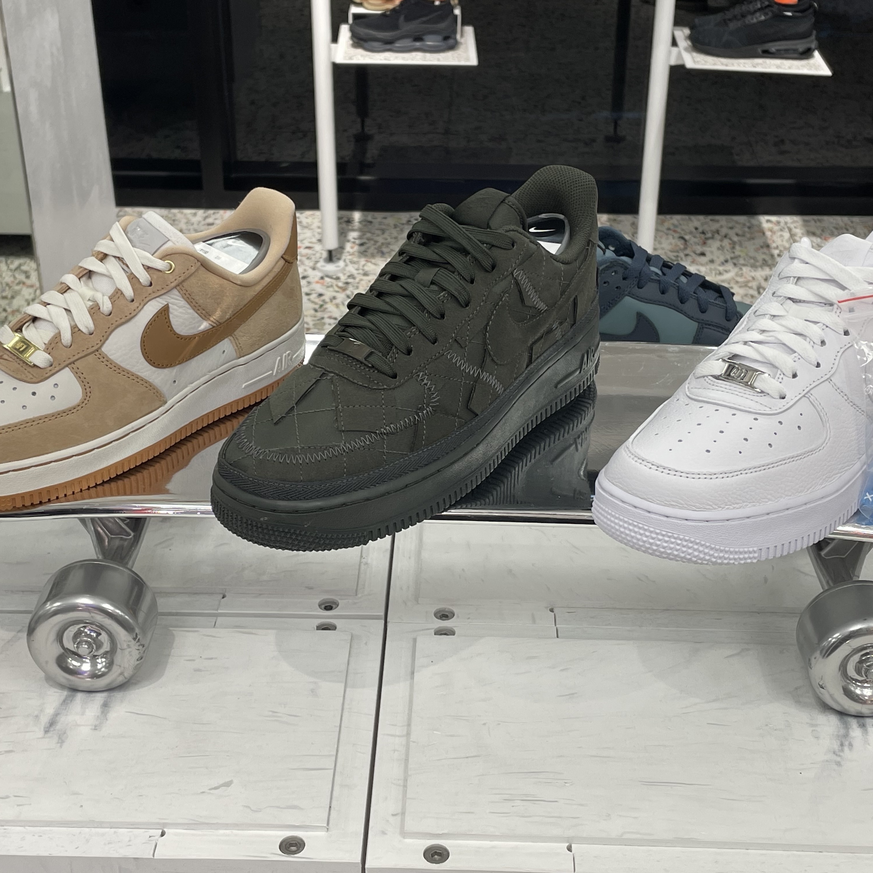 Nike Air Force 1 Mid '07 WB Flax, Nike Air Force 1 Low Retro Color of the Month White Metallic Silver 착용 스타일 - 3