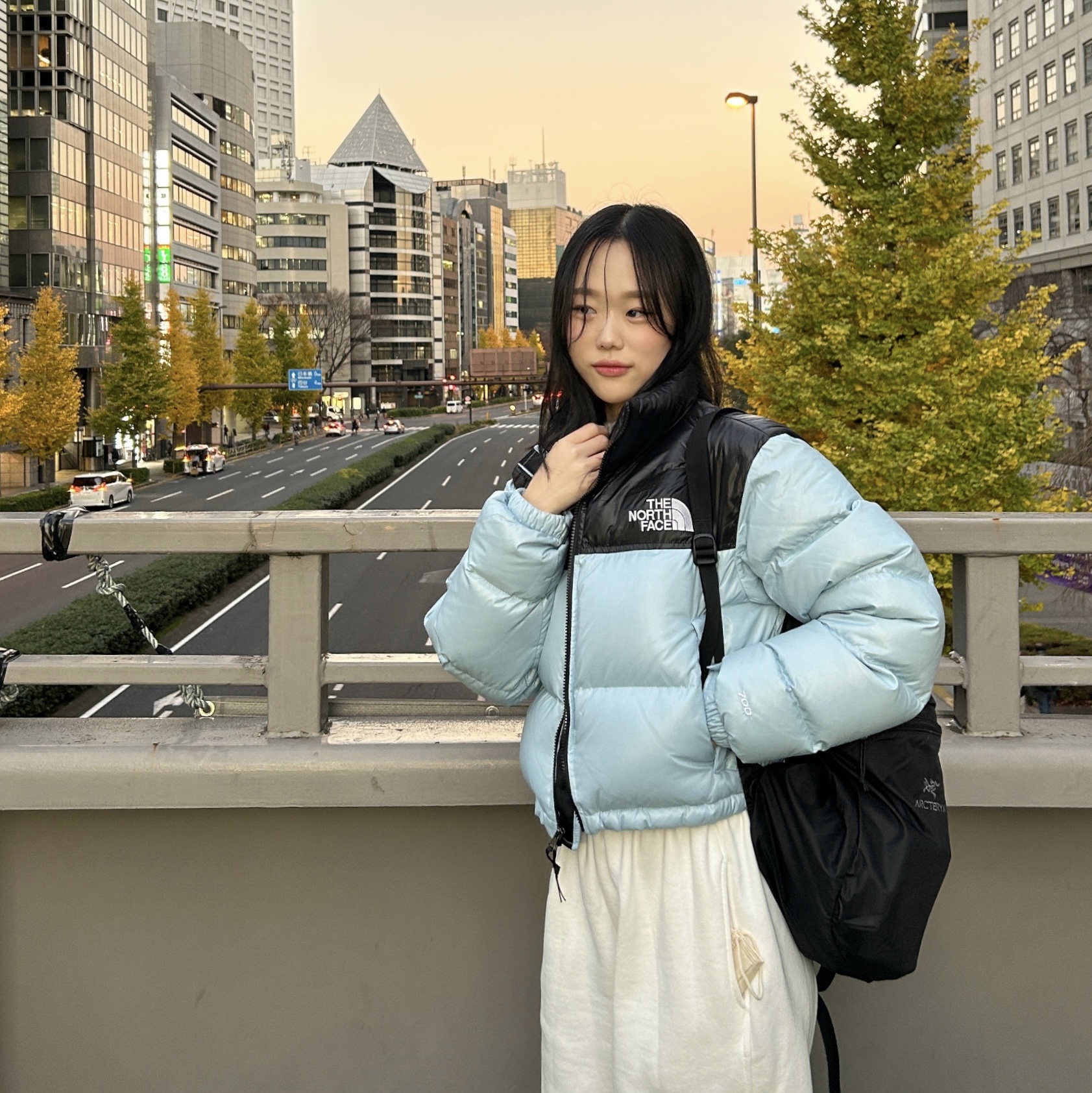 (W) The North Face Nuptse Short Jacket Beta Blue, Arc'teryx Index 15 Backpack Black 착용 스타일 - 1
