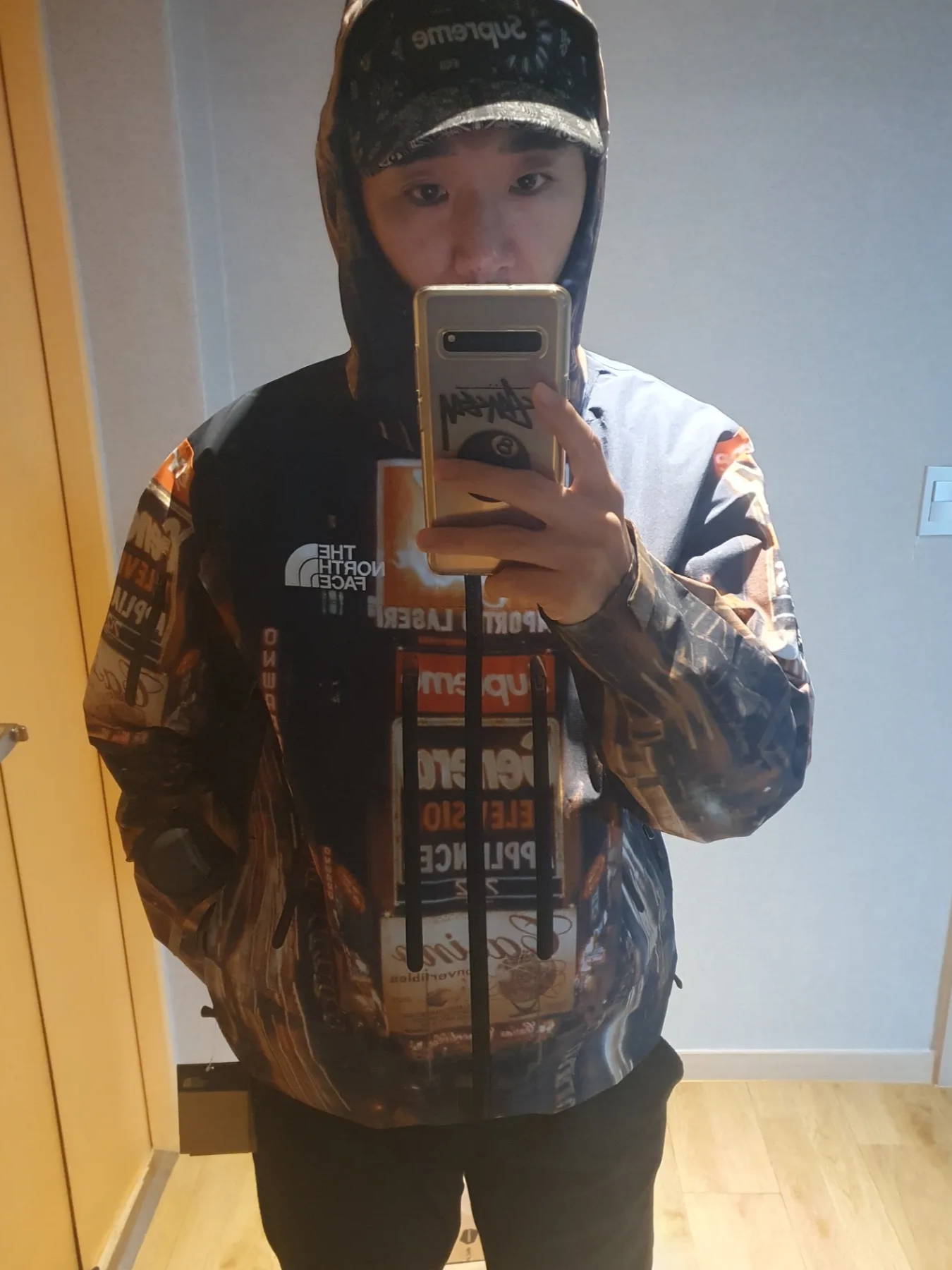 Supreme x The North Face Taped Seam Shell Jacket Times Square - 22FW, Supreme Bandana Camp Cap Black - 21SS 착용 스타일 - 1