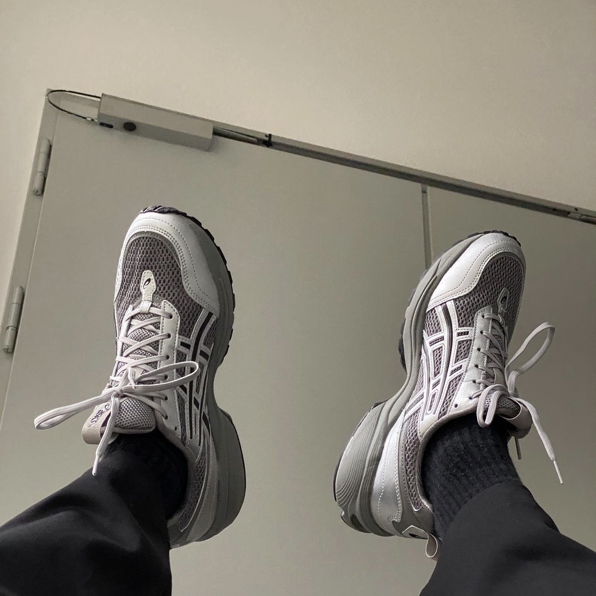 Asics x Freja Wewer Gel-1090 V2 Clay Grey Pure Silver 착용 스타일