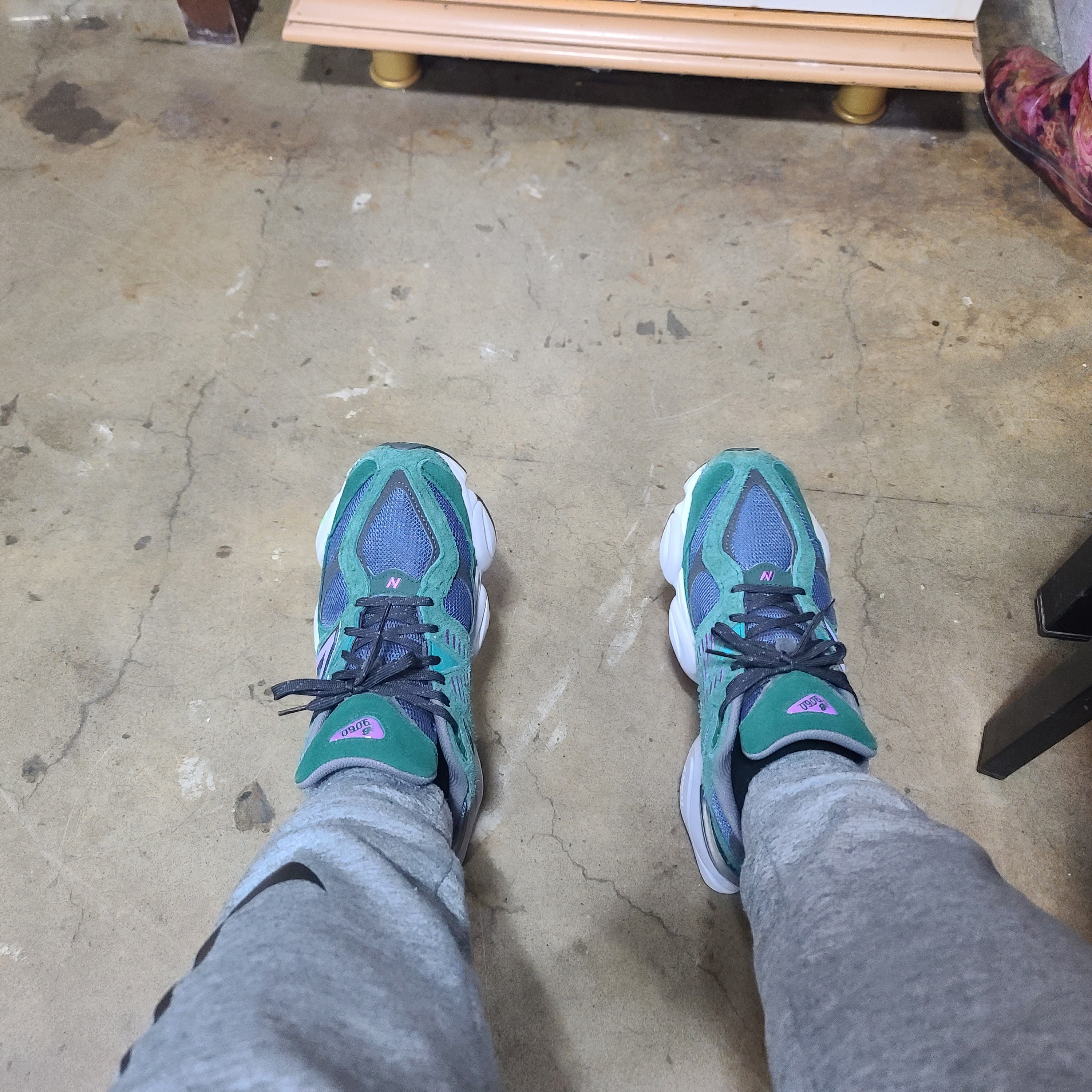 New Balance 9060 Nightwatch Green 착용 스타일