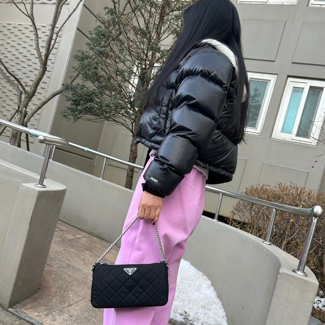 Prada Nylon Quilted Chain Shoulder Bag Black, (W) Nike Dunk Low Atmosphere Pink 착용 스타일 - 2