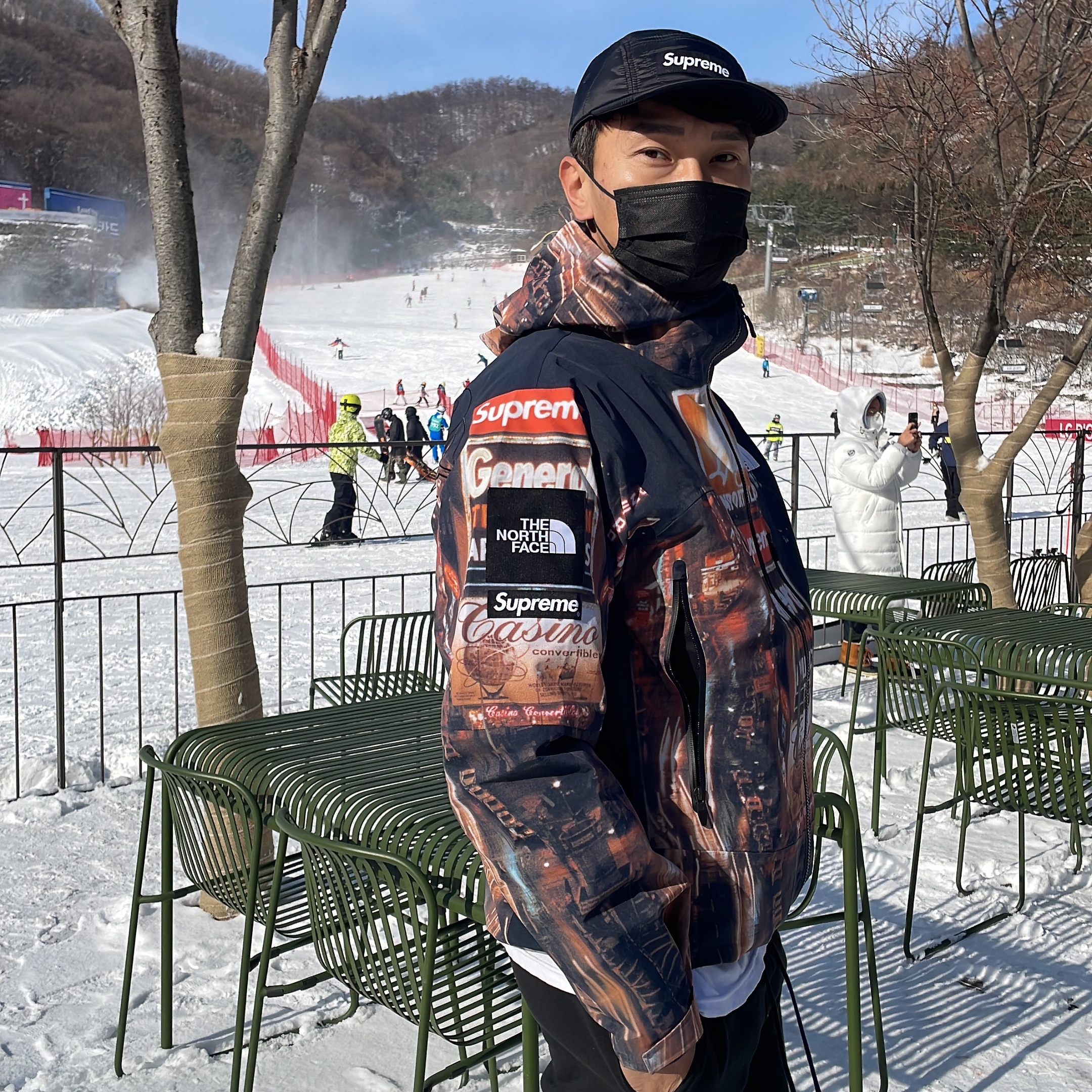 Supreme x The North Face Taped Seam Shell Jacket Times Square - 22FW, Supreme Quilted Liner Camp Cap Black - 22FW 착용 스타일 - 4