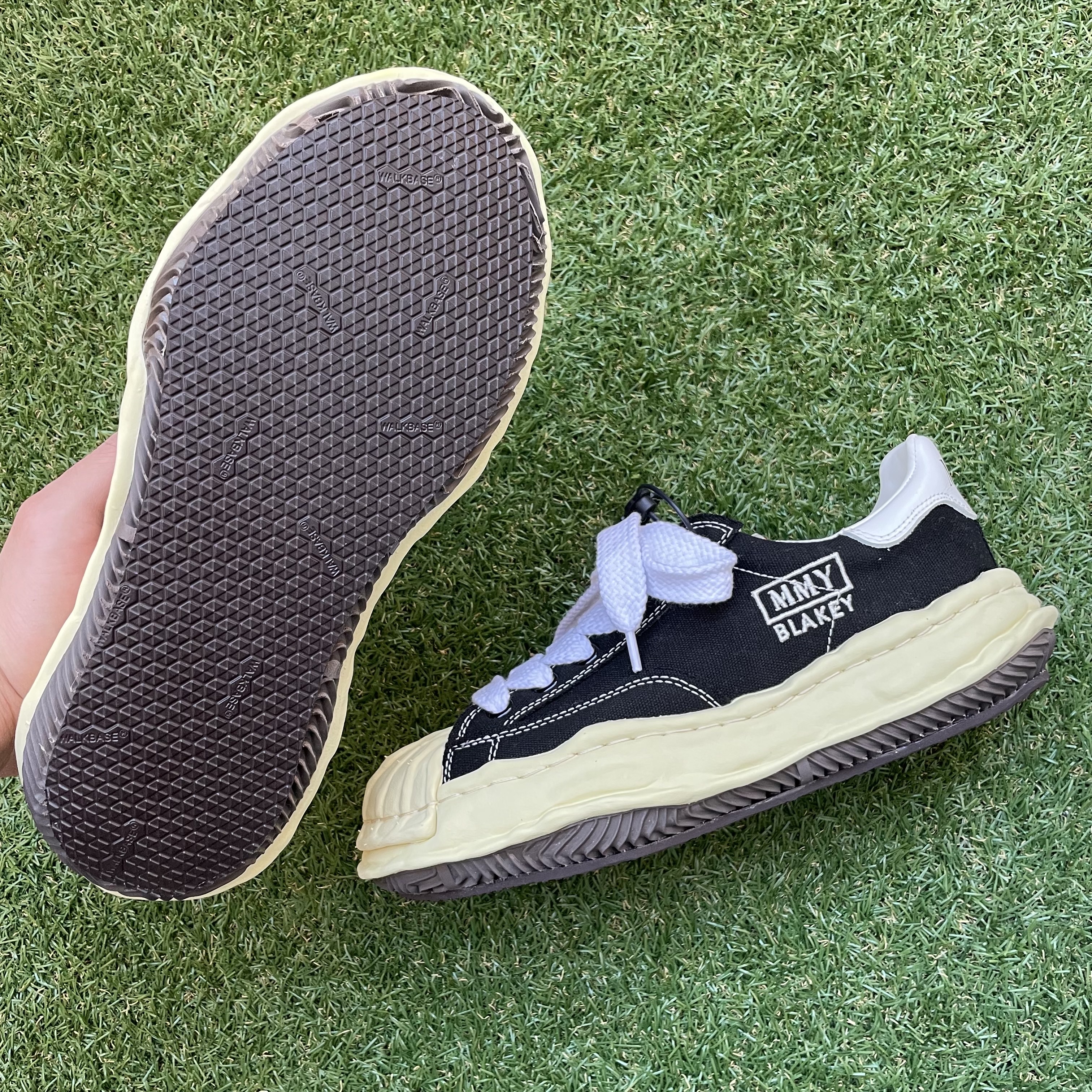 Maison Mihara Yasuhiro Blakey VL OG Sole Canvas Low-top Sneakers Black 착용 스타일 - 1