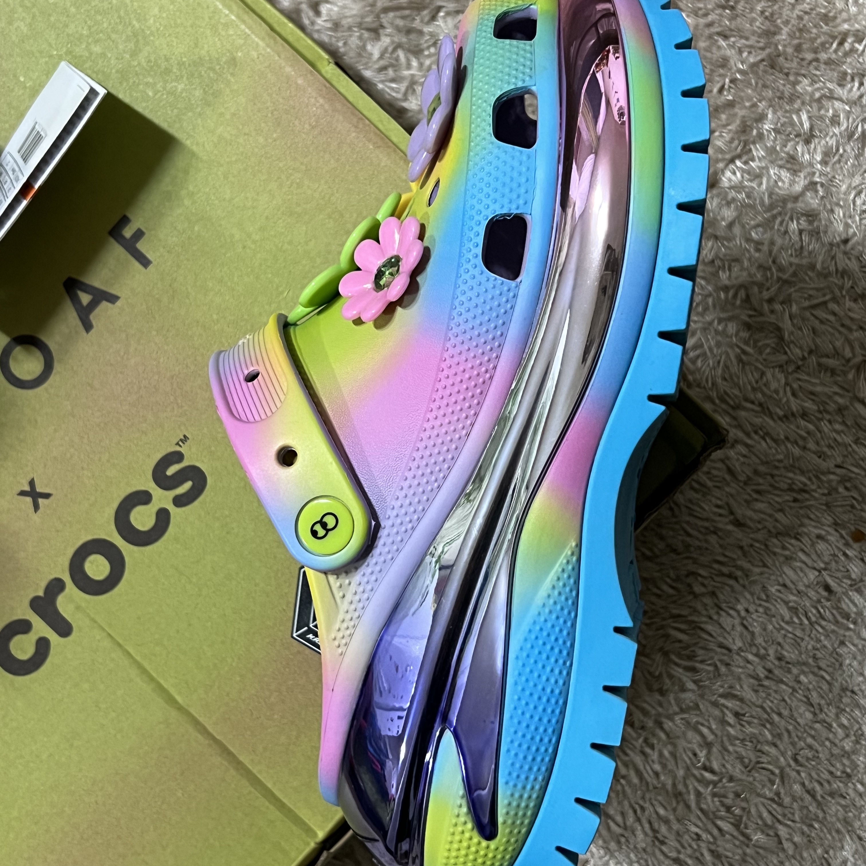 Crocs x Lazy Oaf Mega Crush Clog Multi 착용 스타일 - 1