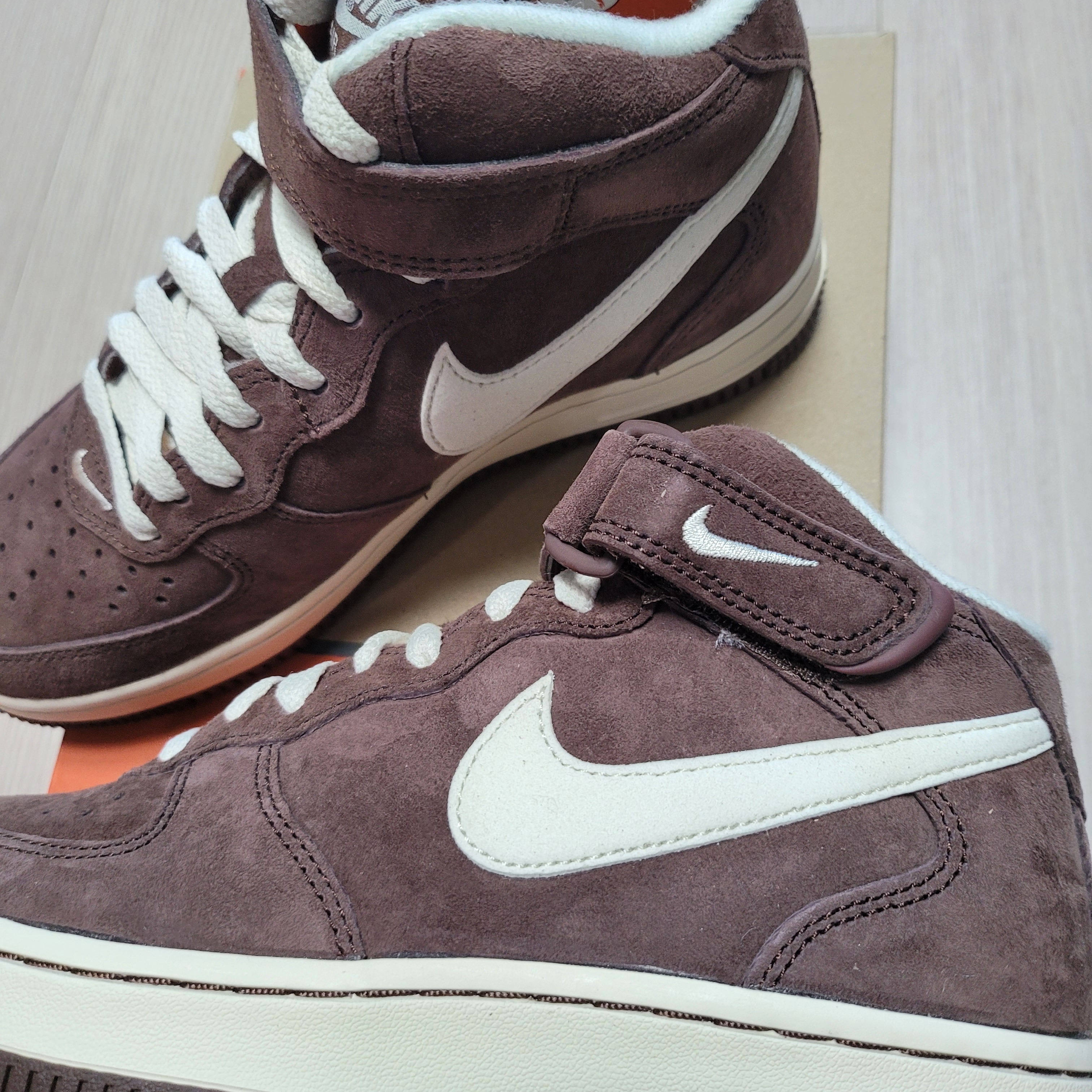 Nike Air Force 1 Mid '07 QS Chocolate 착용 스타일 - 1
