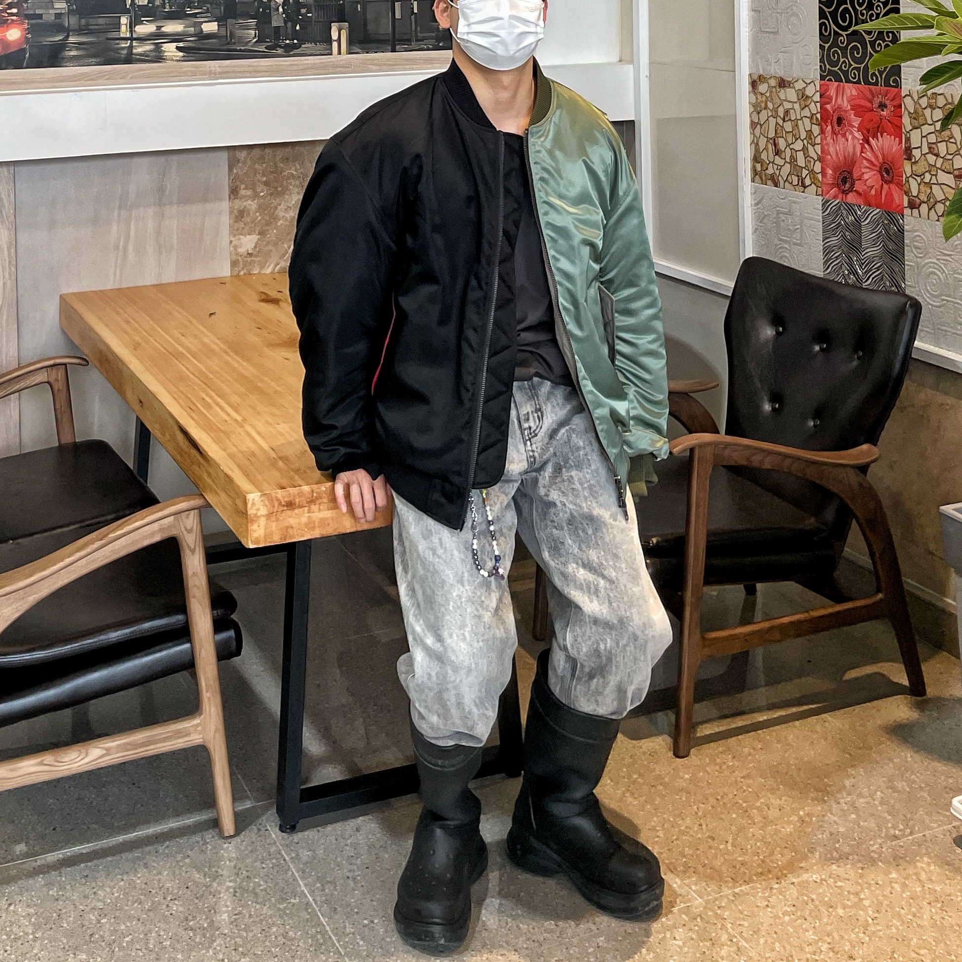 Balenciaga x Crocs Rubber Boot Black 착용 스타일 - 2