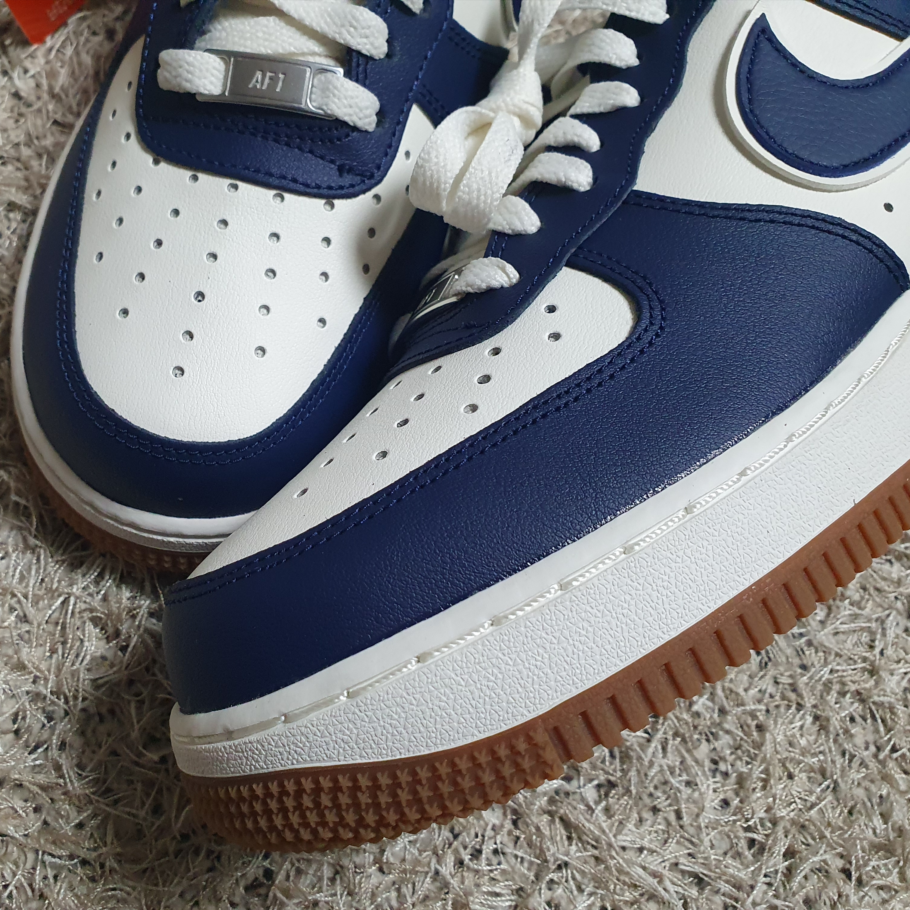 Nike Air Force 1 '07 LV8 Midnight Navy 착용 스타일 - 2
