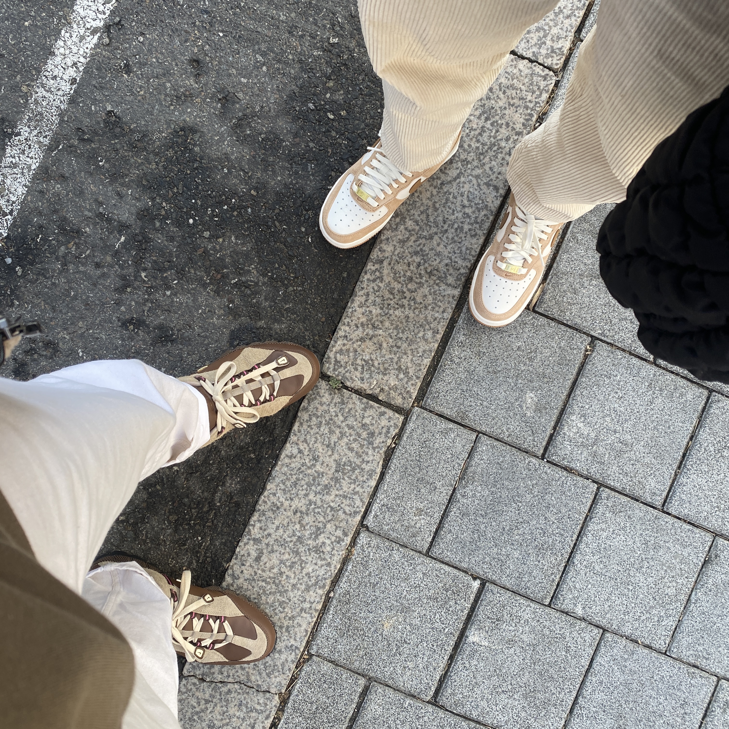 Nike x Jacquemus Air Humara LX Ale Brown and Gold, (W) Nike Air Force 1 LXX Flax 착용 스타일