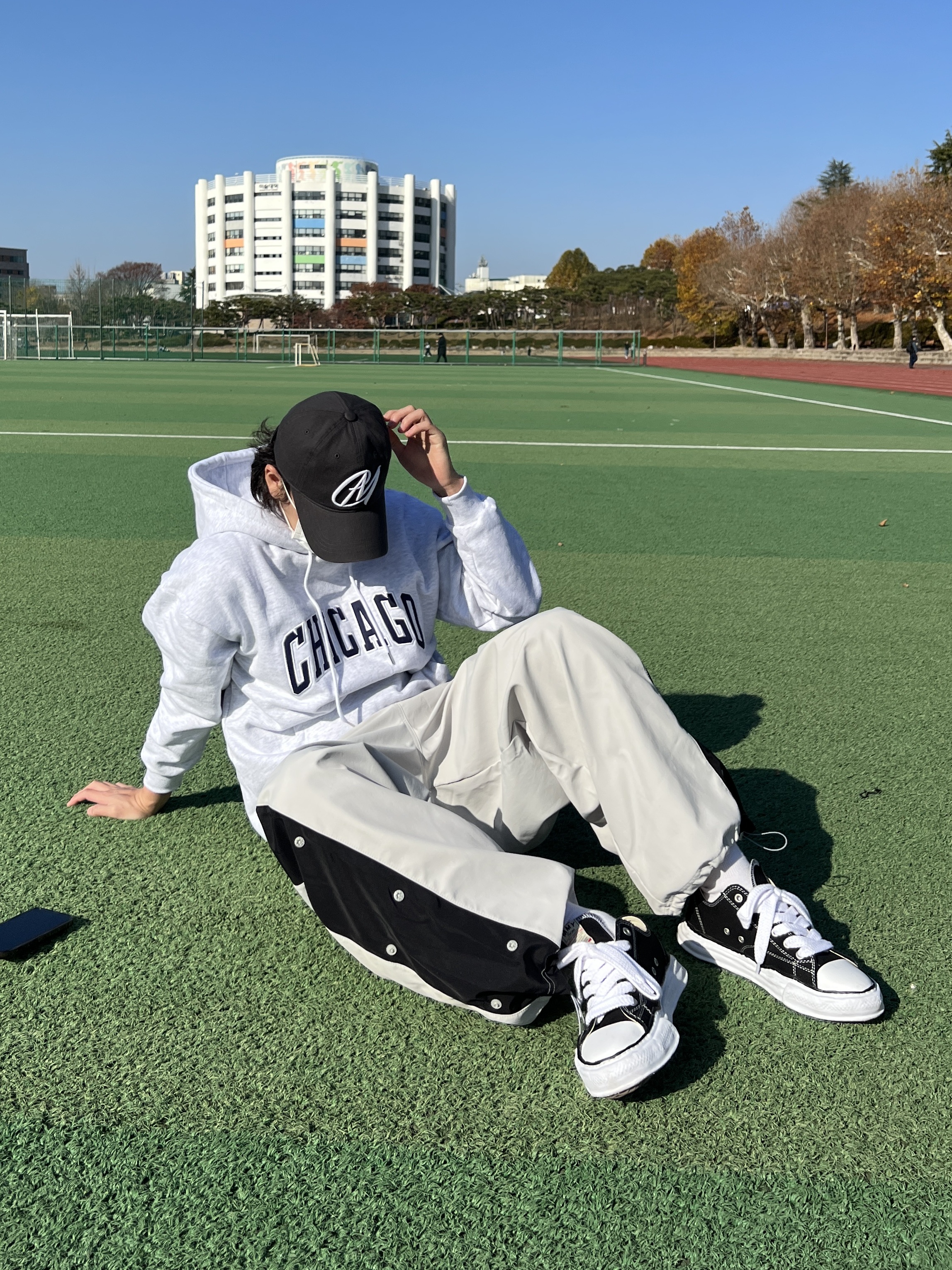 Maison Mihara Yasuhiro Peterson OG Sole Canvas Low Sneakers Black 착용 스타일 - 1