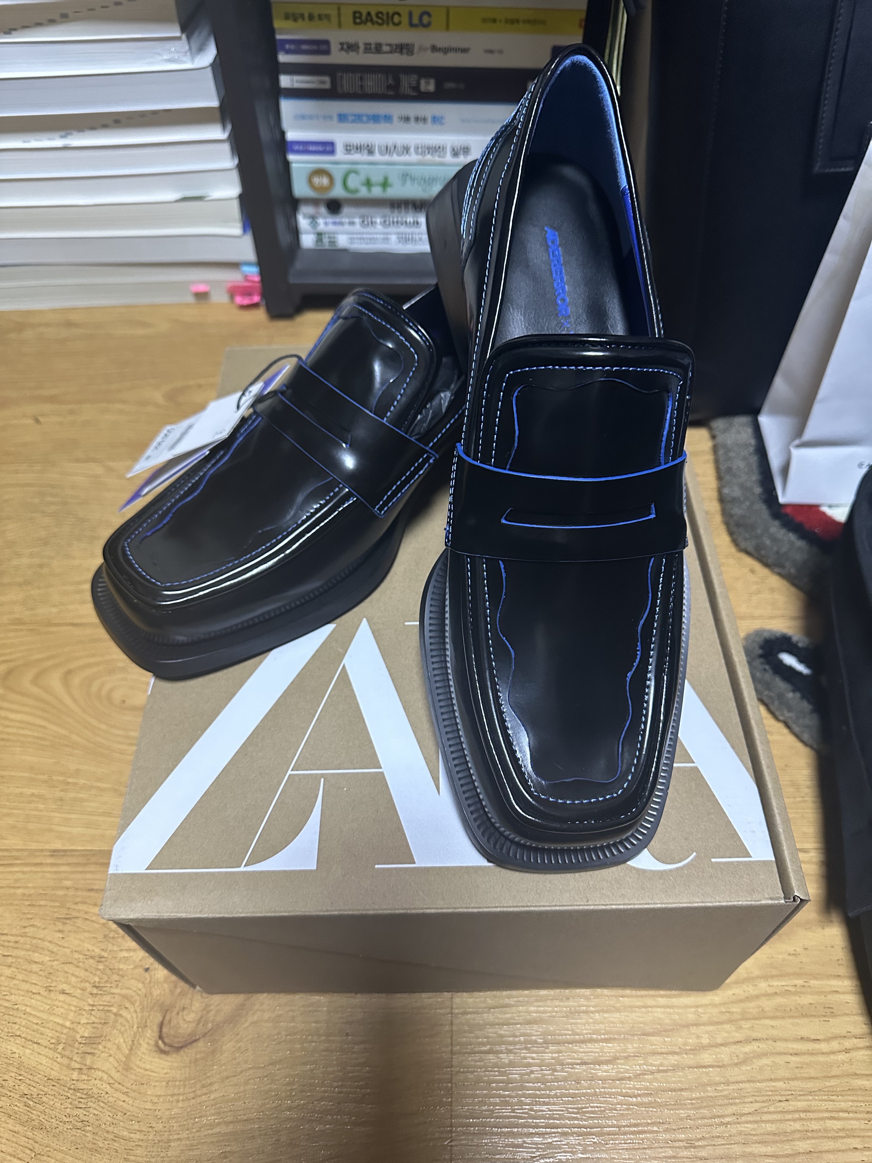 Zara x Ader Error Leather Loafers Black 착용 스타일 - 1