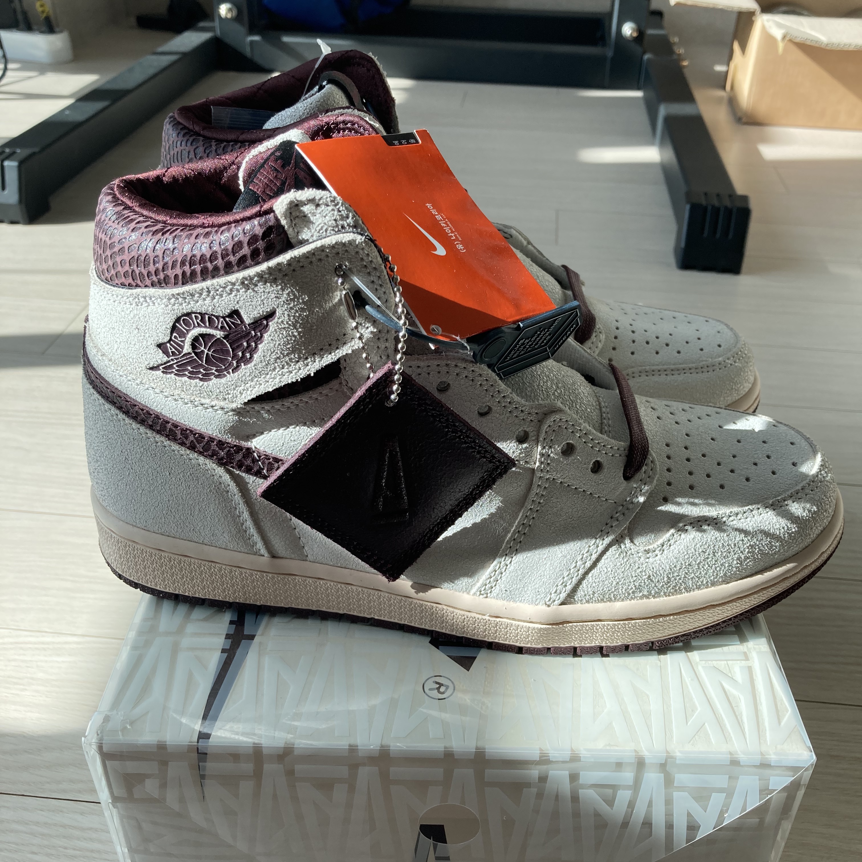 Jordan 1 x A Ma Maniere Retro High OG SP Sail and Burgundy 착용 스타일 - 2