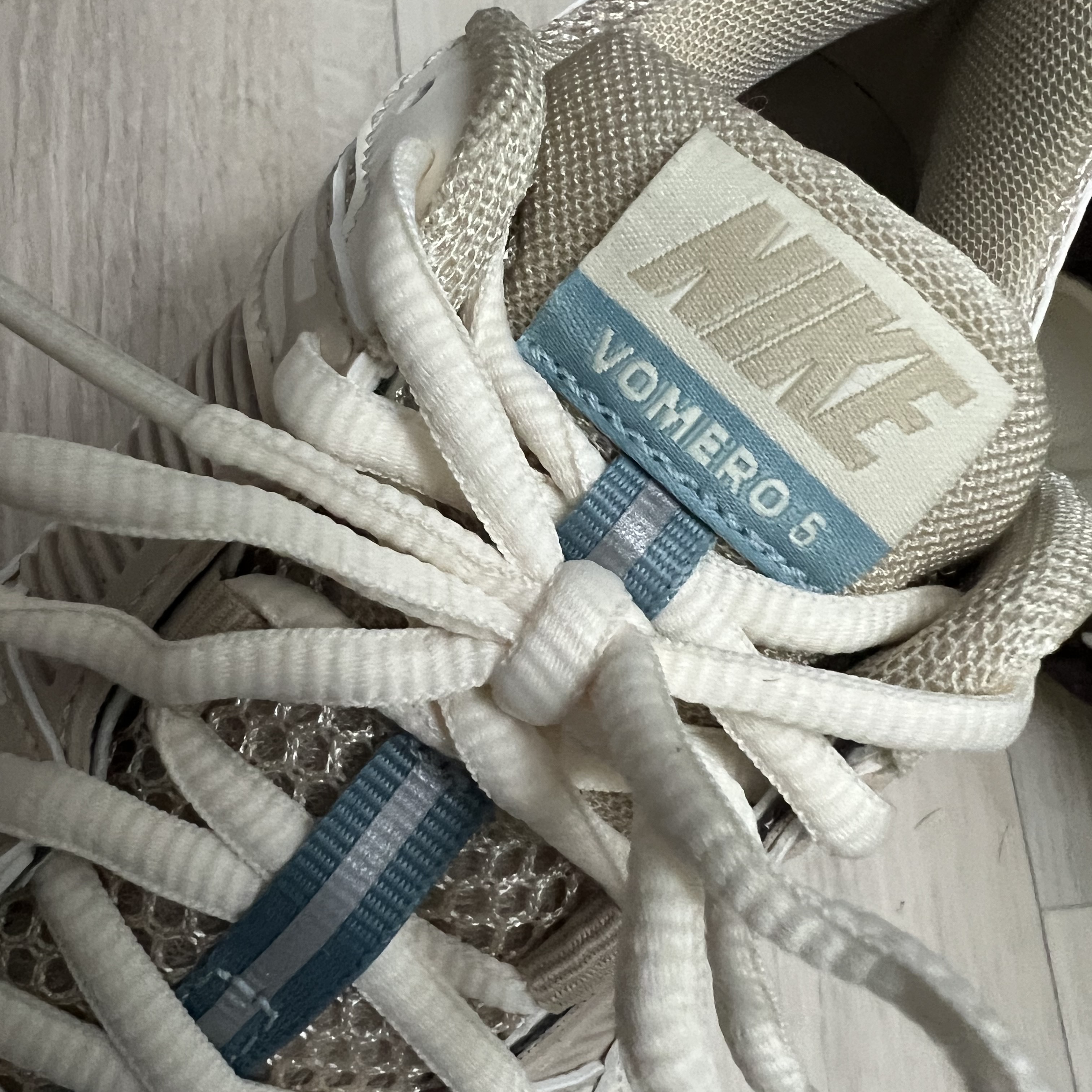 (W) Nike Zoom Vomero 5 Oatmeal 착용 스타일 - 3