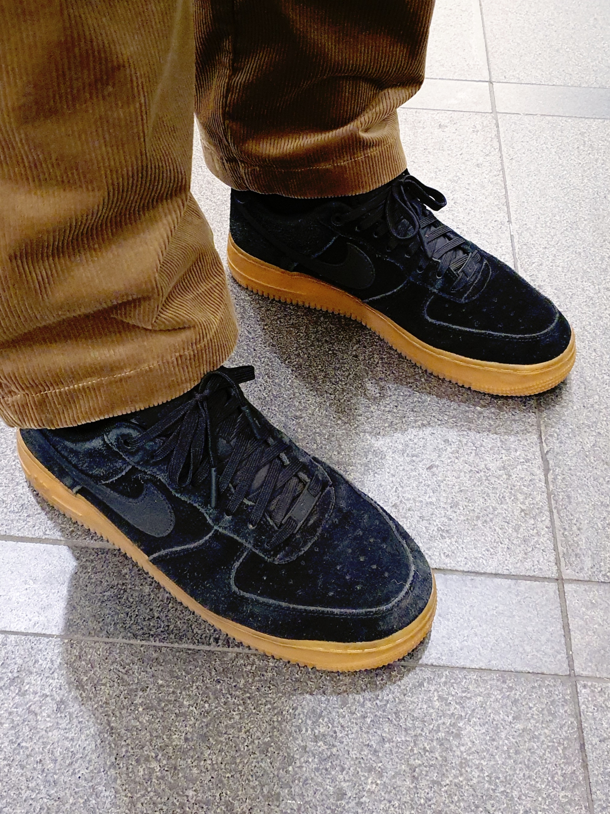 Nike Air Force 1 '07 LV8 Suede Black Gum 착용 스타일 - 1